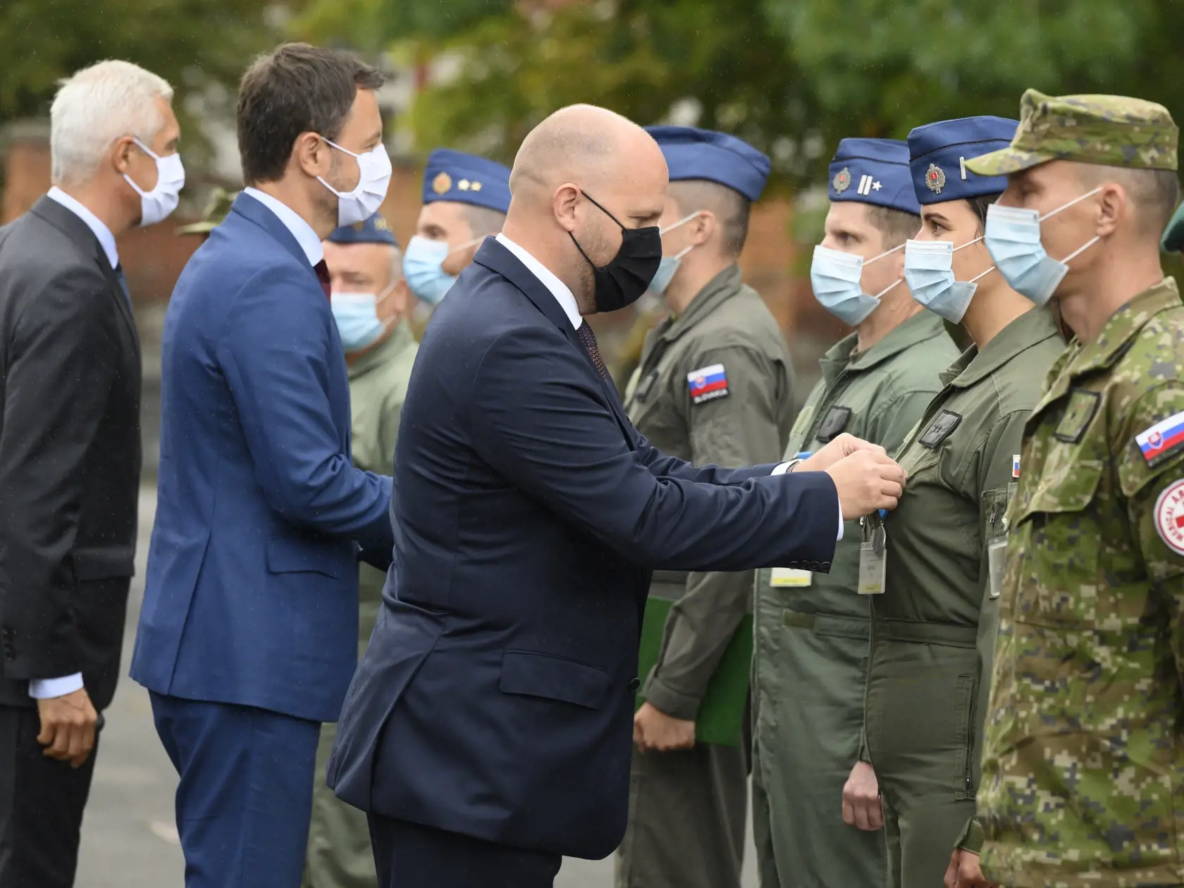 Na snímke v popredí minister obrany SR Jaroslav Naď, druhý zľava predseda vlády SR Eduard Heger a vľavo minister zahraničných vecí a európskych záležitostí SR Ivan Korčok počas oceňovania príslušníkov Ozbrojených síl SR a civilných zamestnancov, ktorí sa podieľali na evakuácii občanov a spolupracovníkov SR z Afganistanu. V Bratislave 24. augusta 2021. FOTO TASR - Pavel Neubauer