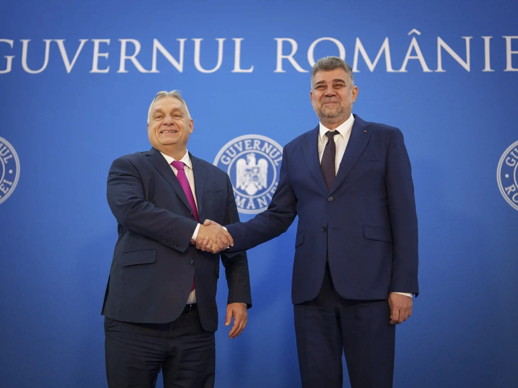 KK22 Bukurešť - Maďarský premiér Viktor Orbán (vľavo) a rumunský premiér Marcel Ciolacu  si podávajú ruky počas uvítacieho ceremoniálu v Bukurešti v piatok 20. decembra 2024. FOTO TASR/AP
Hungarian Prime Minister Viktor Orban, left, shakes hands with Romanian counterpart Marcel Ciolacu during a welcoming ceremony at the Victoria Palace, the Romanian government headquarters in Bucharest, Romania, Friday, Dec. 20, 2024. (AP Photo/Vadim Ghirda)