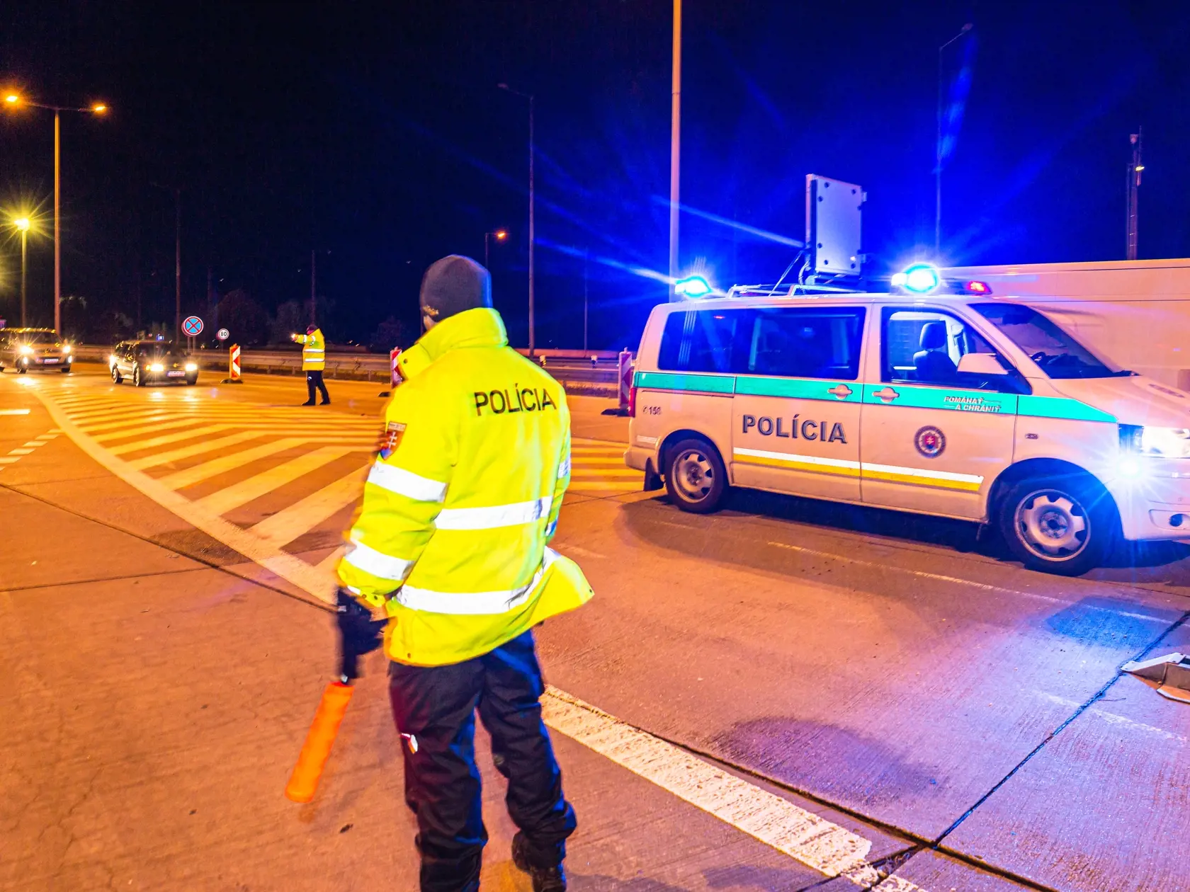 Na hraničnom prechode v Jarovciach začali v piatok večer zastavovať niektoré autá prichádzajúce z Rakúska.