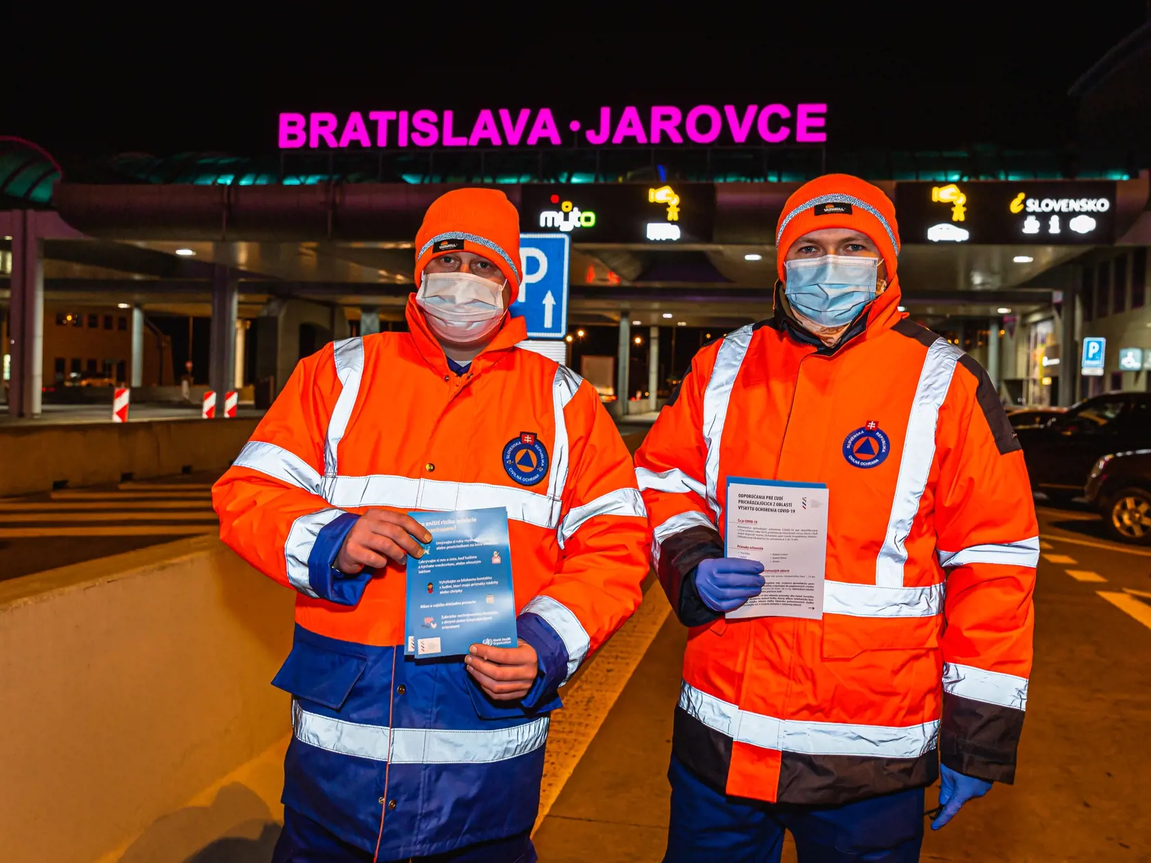Členovia civilnej ochrany rozdávajú informačné letáky ku koronavírusu na hraničnom priechode Jarovce medzi SR a Rakúskom.