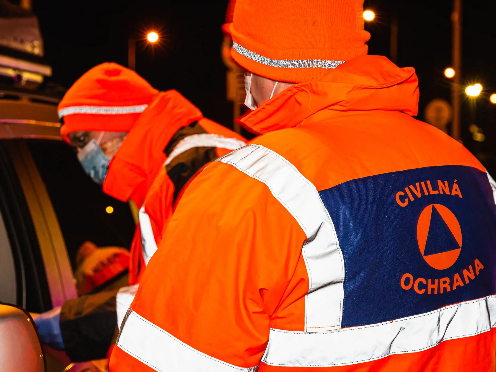 Členovia civilnej ochrany rozdávajú informačné letáky ku koronavírusu na hraničnom priechode Jarovce medzi SR a Rakúskom.
