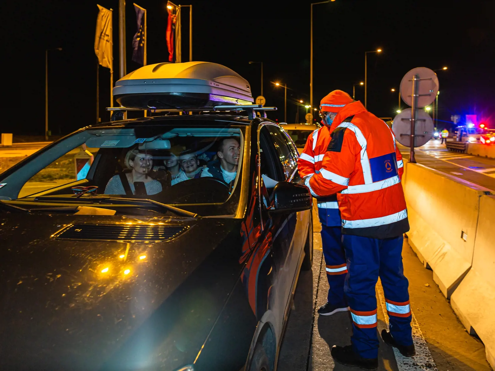 Dobrovoľníci civilnej ochrany rozdávajú informačné letáky ku koronavírusu na hraničnom priechode Jarovce medzi SR a Rakúskom. Väčšina vodičov reaguje pozitívne.