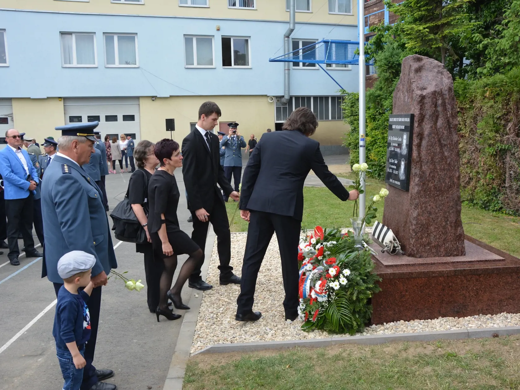 Príbuzní nebohého Petra Toďora (†43)  položili kvety ku pamätníku - manželka Jarmila (47), synovia Peter (23) a Dávid (21),  otec Peter (63), ktorý bol tiež hasičom. 