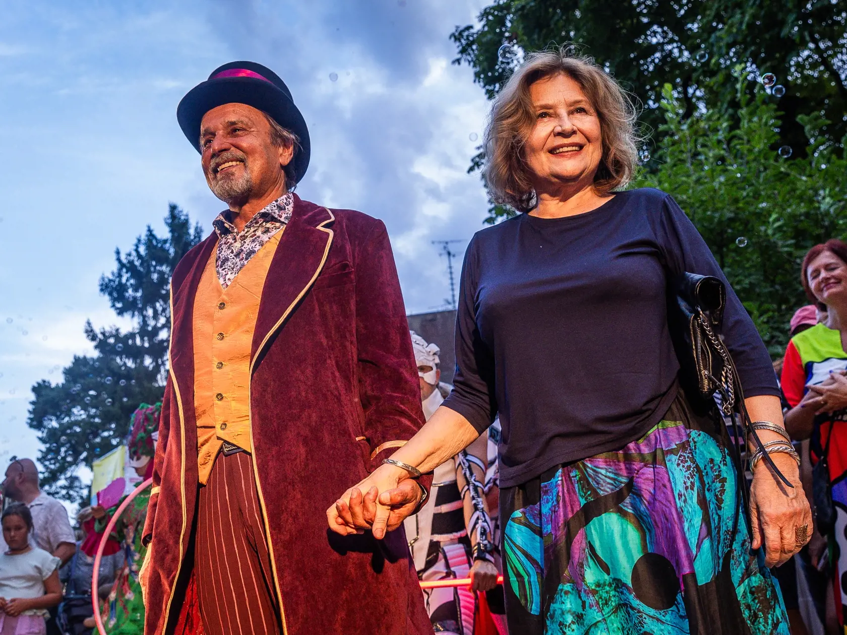 Divadelno-hudobný festival Piešťanské zábaly. Na snímke Jozef Vajda, Emília Vášáryová. Vek dámy sa neprezrádza, ale tentokrát urobíme výnimku, pretože ju chceme pochváliť. Môže takto vyzerať po 80-ke? Je to stále veľmi krásna a šarmantná dáma!