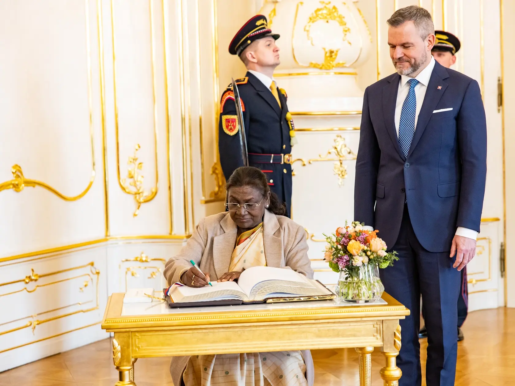 Prezident SR Peter Pellegrini víta v Grasalkovičovom paláci prezidentku Indickej republiky Draupadi Murmúovú.
