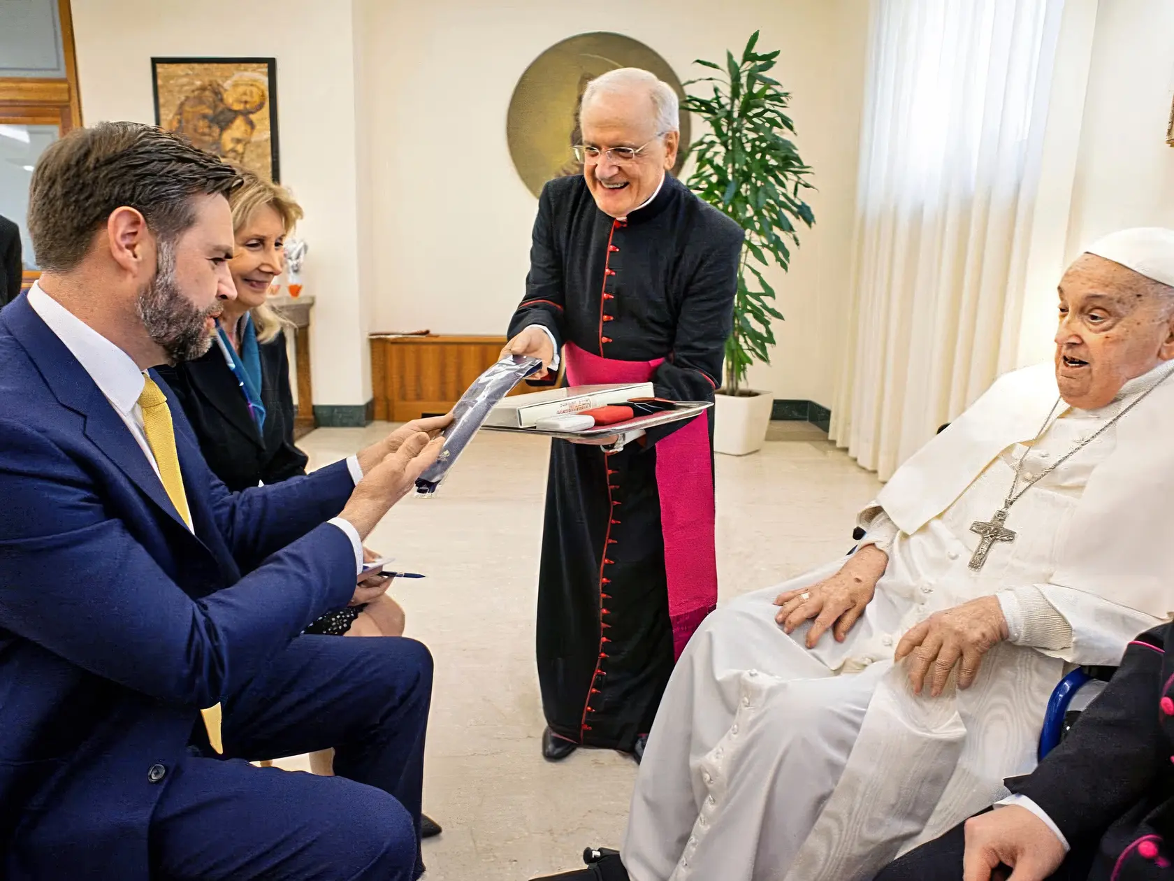Pár hodín pred smrťou prijal v nedeľu na návštevu amerického viceprezidenta JD Vancea.