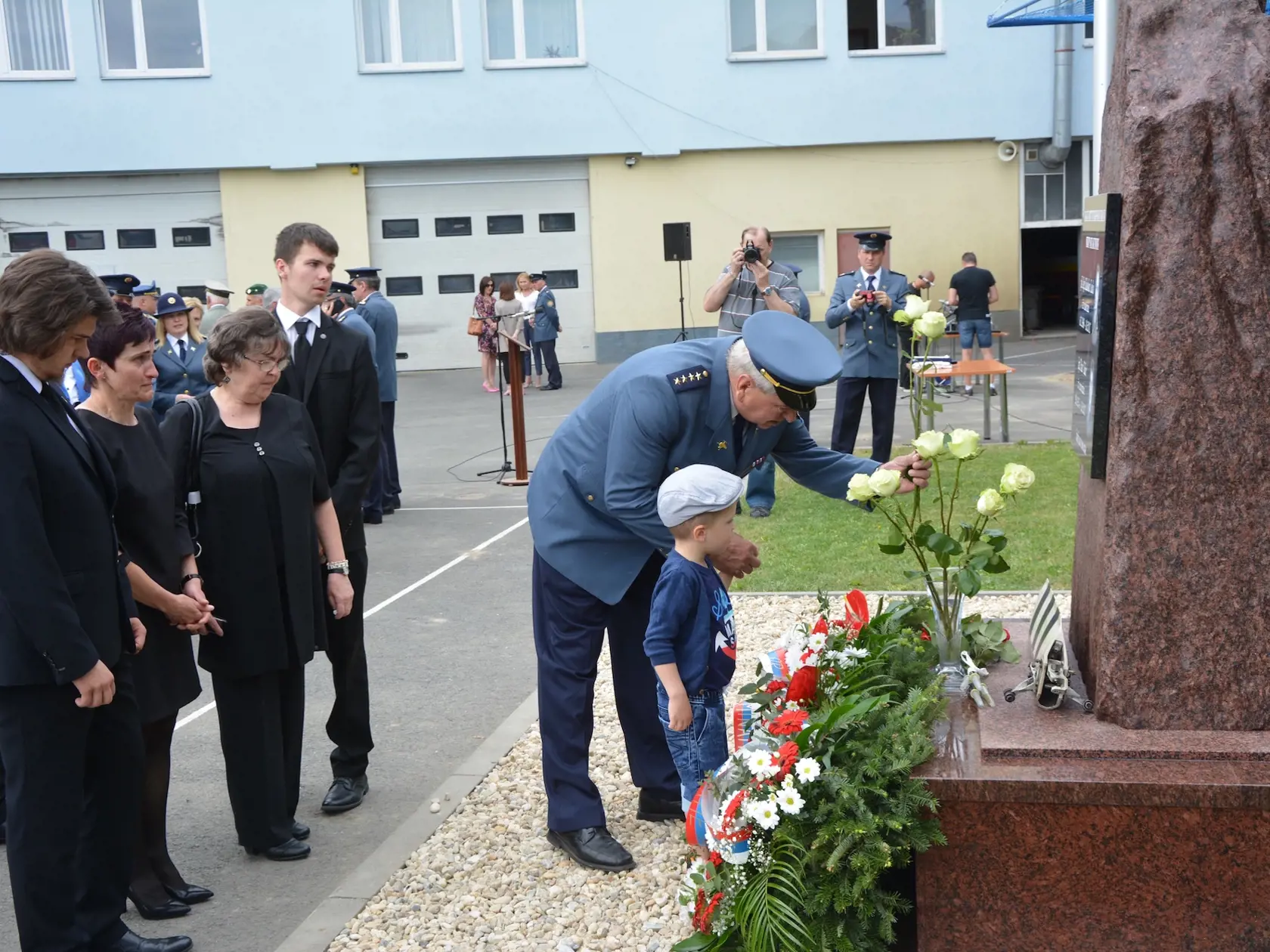 Príbuzní nebohého Petra Toďora (†43)  položili kvety ku pamätníku - manželka Jarmila (47), synovia Peter (23) a Dávid (21),  otec Peter (63), ktorý bol tiež hasičom. 
