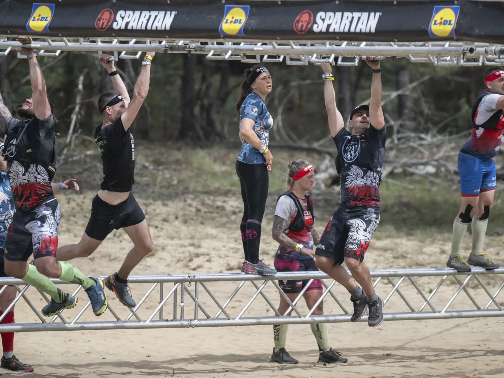 Snímka z podujatia Spartan race 2024 v areáli Vojenského technického a skúšobného ústavu (VTSÚ) Záhorie pri Senici 28. apríla 2024
