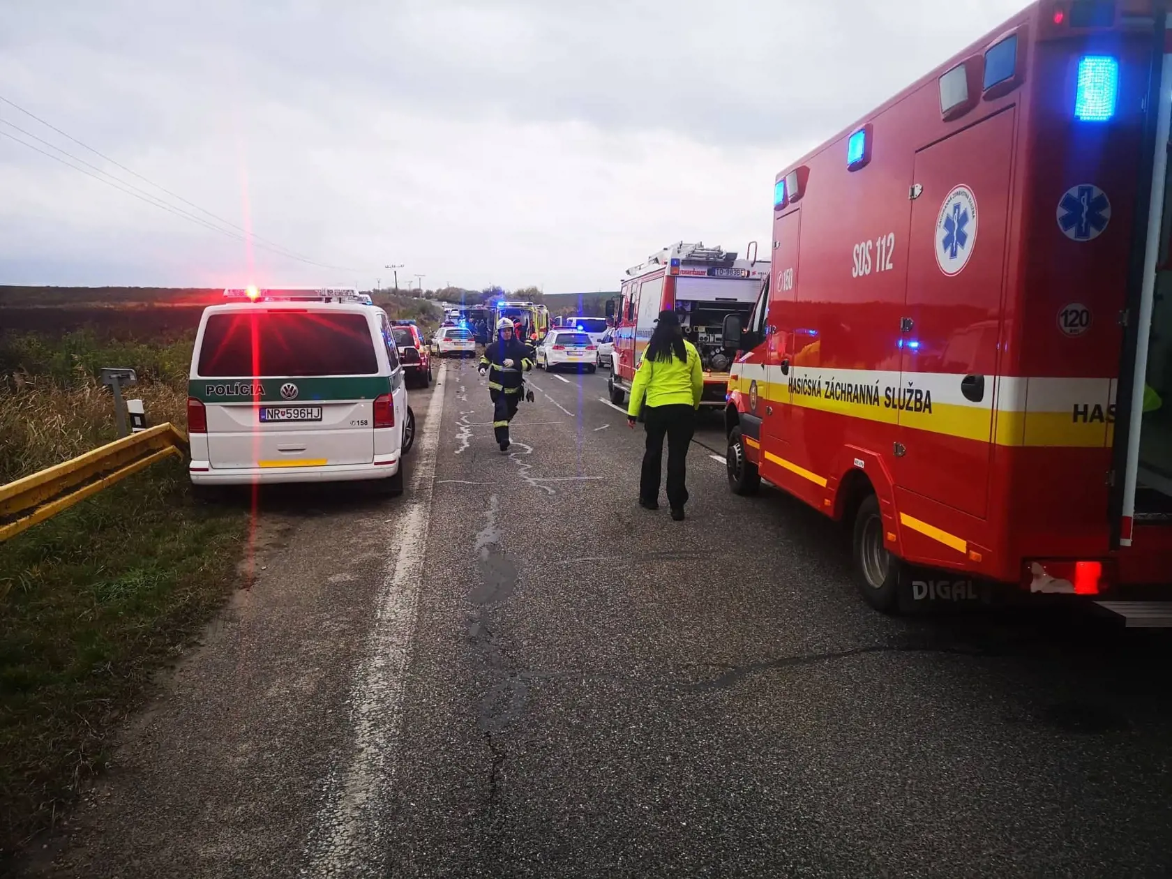 Hasiči momentálne zasahujú pri tragickej dopravnej nehode, ktorá stala v katastri obce Nitrianske Hrnčiarovce, okres Nitra 13. novembra 2019. Pri nehode došlo k zrážke nákladného vozidla a autobusu s cestujúcimi. Podľa doterajších informácii utrpelo následkom nehody zranenia najmenej 20 osôb a doposiaľ 13 osôb nehodu neprežilo. Na mieste udalosti zasahuje takmer 30 hasičov z Nitry, zo Zlatých Moraviec a zo Selenca. FOTO TASR - Prezídium HaZZ 