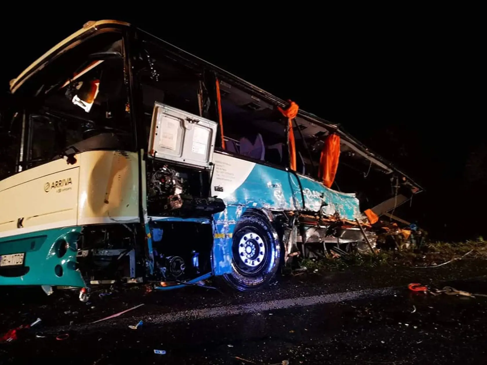 Autobus už opäť stojí na kolesách.
