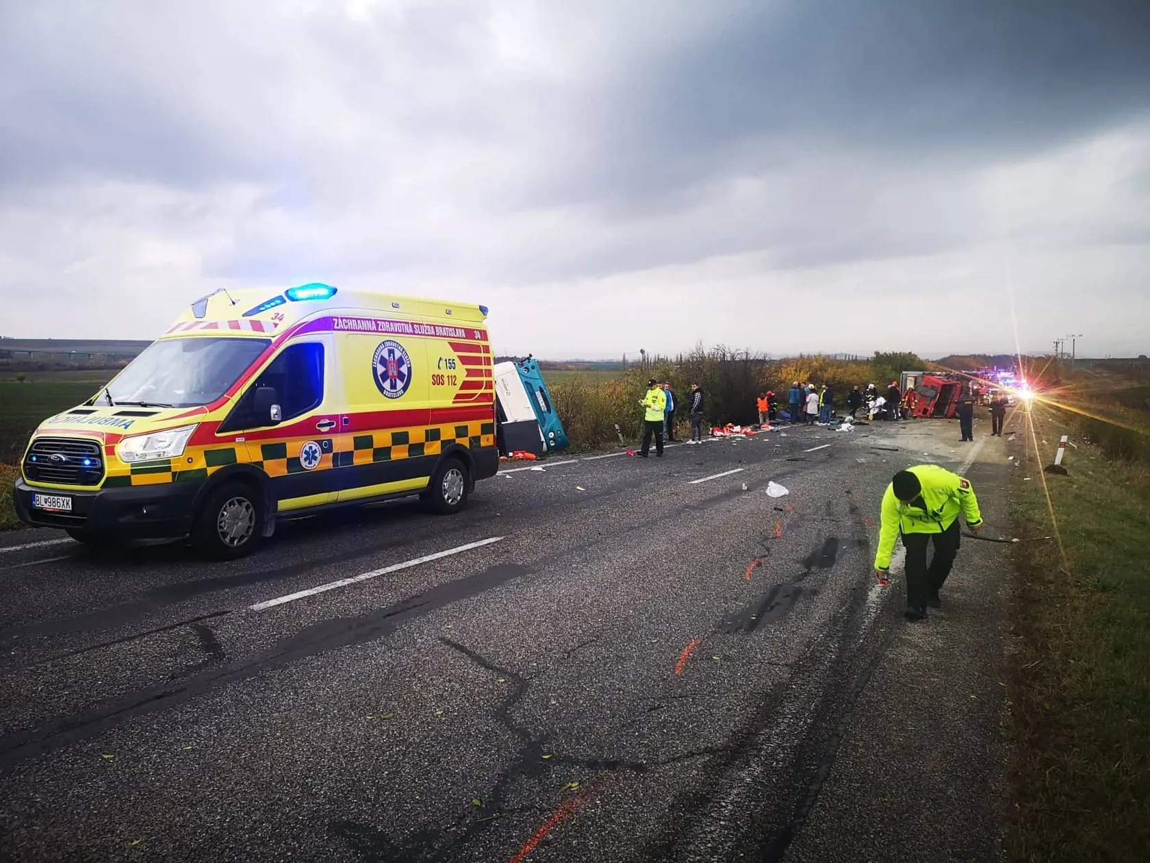 Hasiči momentálne zasahujú pri tragickej dopravnej nehode, ktorá stala v katastri obce Nitrianske Hrnčiarovce, okres Nitra 13. novembra 2019. Pri nehode došlo k zrážke nákladného vozidla a autobusu s cestujúcimi. Podľa doterajších informácii utrpelo následkom nehody zranenia najmenej 20 osôb a doposiaľ 13 osôb nehodu neprežilo. Na mieste udalosti zasahuje takmer 30 hasičov z Nitry, zo Zlatých Moraviec a zo Selenca. FOTO TASR - Prezídium HaZZ 