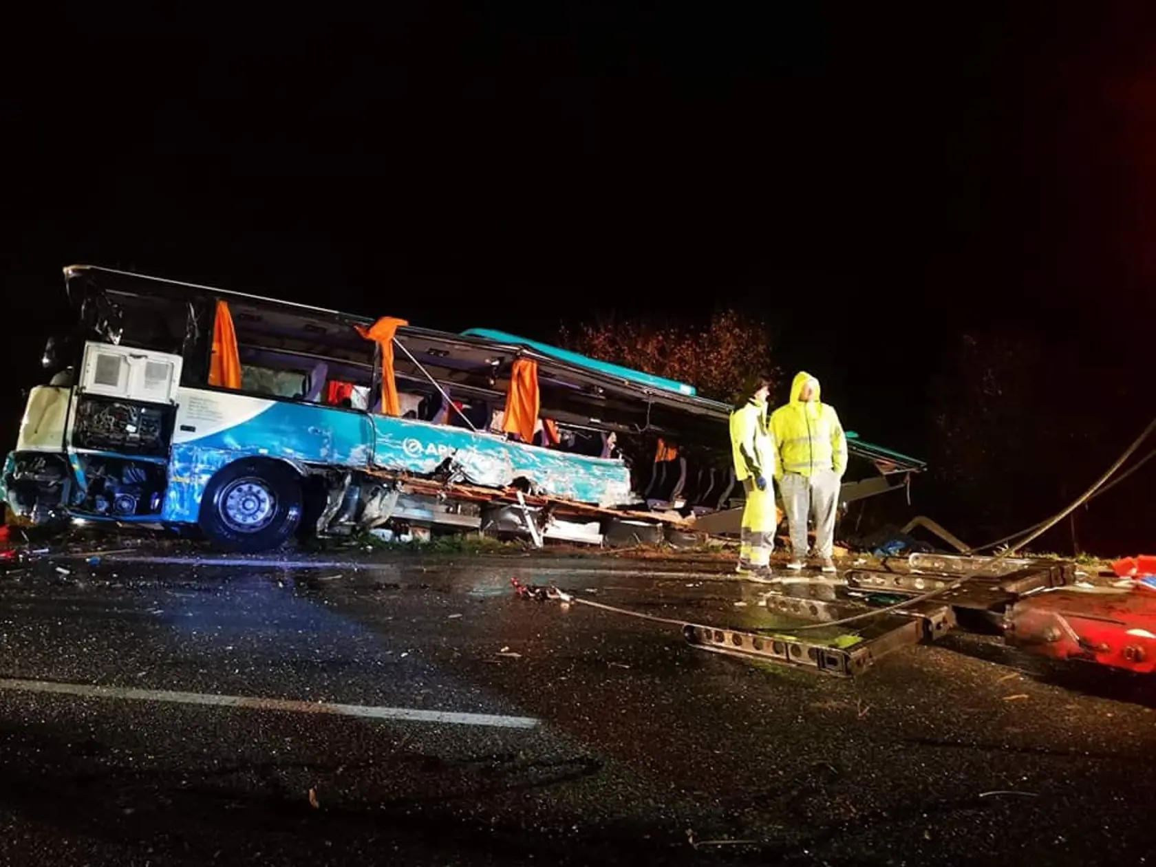Autobus už opäť stojí na kolesách.