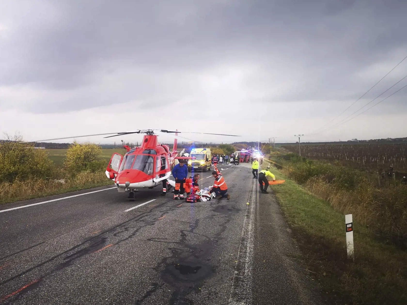 Hasiči momentálne zasahujú pri tragickej dopravnej nehode, ktorá stala v katastri obce Nitrianske Hrnčiarovce, okres Nitra 13. novembra 2019. Pri nehode došlo k zrážke nákladného vozidla a autobusu s cestujúcimi. Podľa doterajších informácii utrpelo následkom nehody zranenia najmenej 20 osôb a doposiaľ 13 osôb nehodu neprežilo. Na mieste udalosti zasahuje takmer 30 hasičov z Nitry, zo Zlatých Moraviec a zo Selenca. FOTO TASR - Prezídium HaZZ 