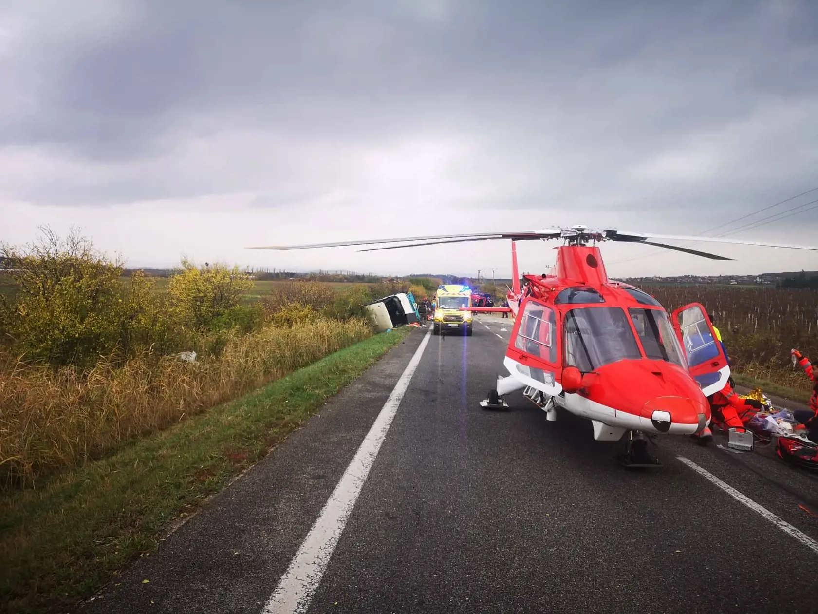Hasiči momentálne zasahujú pri tragickej dopravnej nehode, ktorá stala v katastri obce Nitrianske Hrnčiarovce, okres Nitra 13. novembra 2019. Pri nehode došlo k zrážke nákladného vozidla a autobusu s cestujúcimi. Podľa doterajších informácii utrpelo následkom nehody zranenia najmenej 20 osôb a doposiaľ 13 osôb nehodu neprežilo. Na mieste udalosti zasahuje takmer 30 hasičov z Nitry, zo Zlatých Moraviec a zo Selenca. FOTO TASR - Prezídium HaZZ 