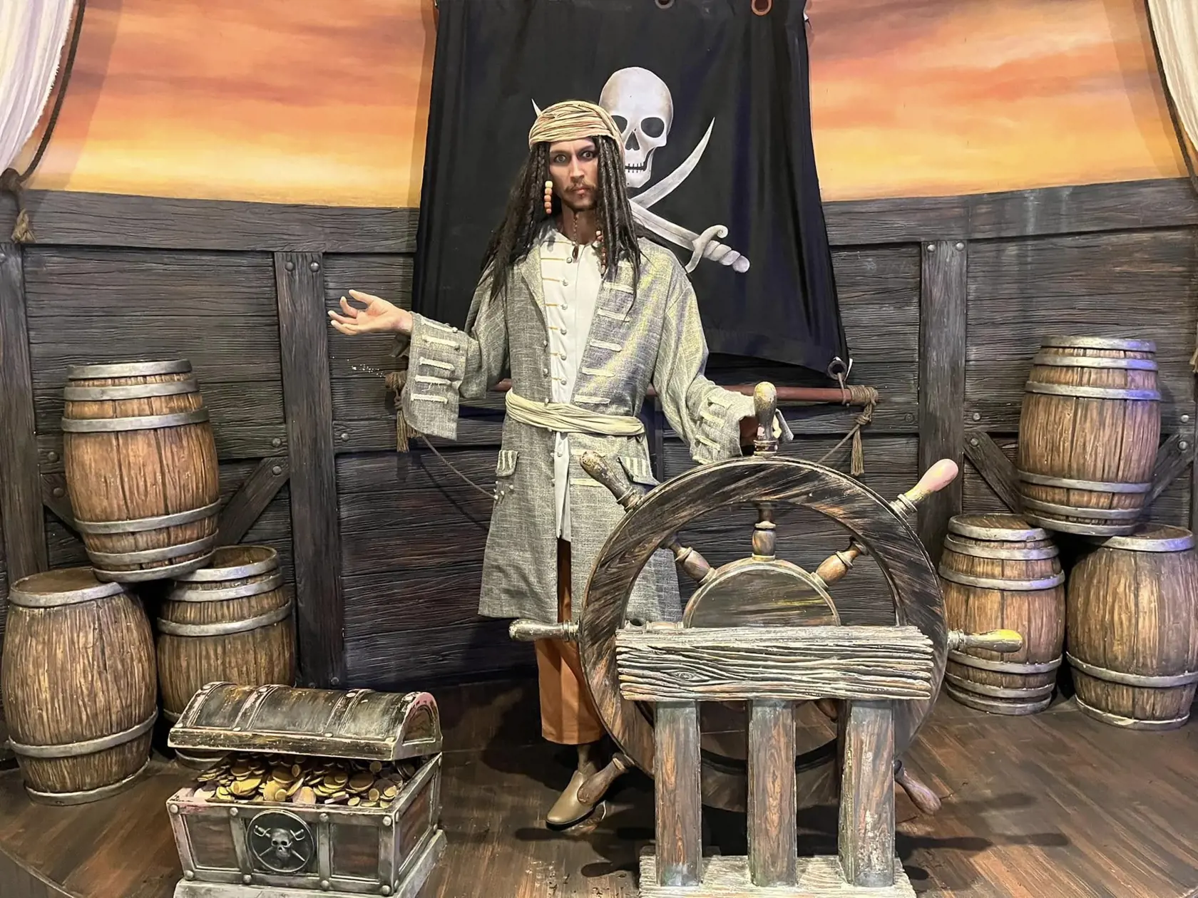 Že to má byť Johnny Depp v Pirátoch z Karibiku, sa dá dedukovať len podľa rekvizít.