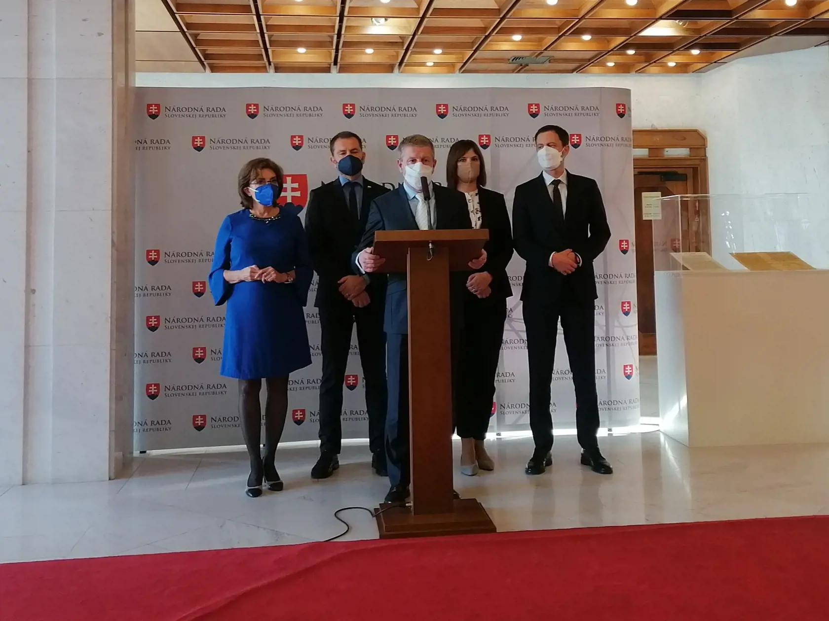 Na snímke zľava predsedníčka poslaneckého klubu SaS Anna Zemanová, minister financií Igor Matovič (OĽANO), minister zdravotníctva Vladimír Lengvarský (nominant OĽANO), vicepremiérka Veronika Remišová (Za ľudí), premiér Eduard Heger (OĽaNO) počas tlačovej konferencie 7. decembra 2021 v Bratislave. Od piatka (10. 12.) sa majú otvoriť obchody pre zaočkovaných a tých, čo prekonali COVID-19 (OP). FOTO TASR - Martina Kriková 