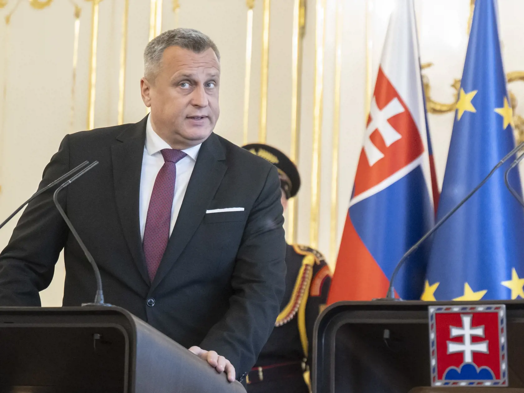Predseda Slovenskej národnej strany (SNS) a podpredseda Národnej rady (NR) SR Andrej Danko počas spoločnej tlačovej konferencie po stretnutí prezidenta SR Petra Pellegriniho s predsedami politických strán za okrúhlym stolom k zahraničnopolitickej orientácii Slovenska z Prezidentského paláca v Bratislave v utorok 4. februára 2025. Na stretnutí sa zúčastnili predsedovia koaličných strán za Smer-SD Robert Fico, Hlas-SD Matúš Šutaj Eštok a SNS Andrej Danko. Predseda opozičného KDH Milan Majerský pozvanie na stretnutie prijal, ale na spoločnom vyhlásení sa nezúčastnil. Opozičné PS a SaS sa na stretnutí za okrúhlym stolom nezúčastnili. FOTO TASR - Martin Baumann