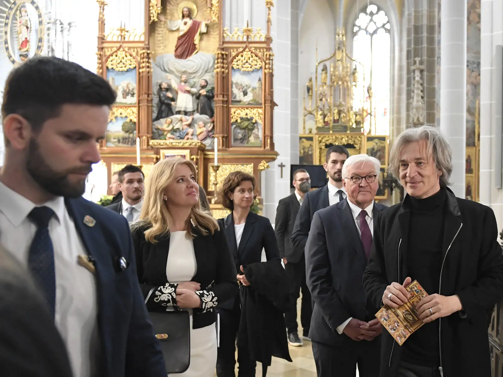 Na snímke prezidentka SR Zuzana Čaputová (druhá zľava), nemecký prezident Frank-Walter Steinmeier (druhý sprava) a košický sprievodca Milan Kolcun (vpravo) počas prehliadky Dómu sv. Alžbety v Košiciach v stredu 27. apríla 2022.