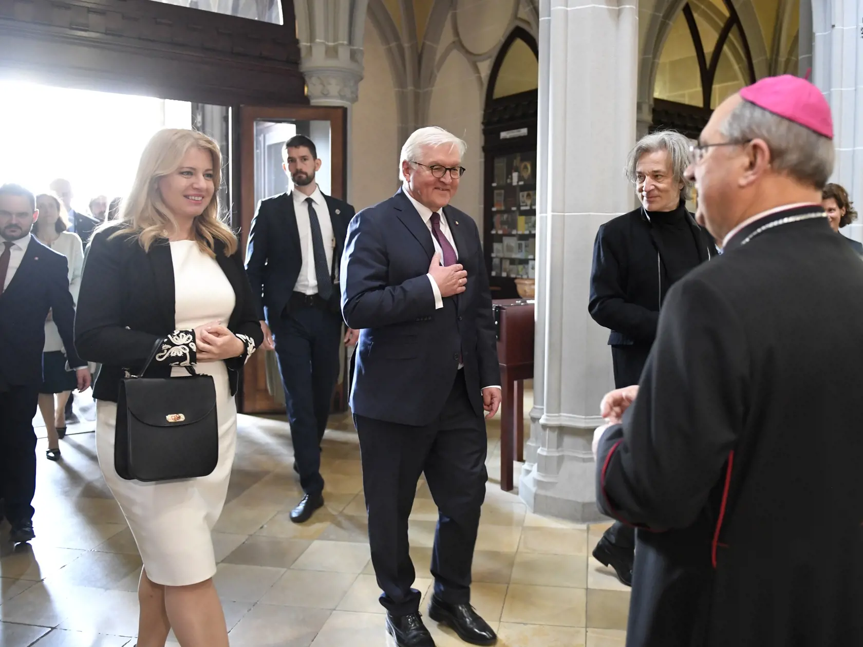 Na snímke zľava prezidentka SR Zuzana Čaputová, nemecký prezident Frank-Walter Steinmeier,  košický sprievodca Milan Kolcun a arcibiskup Bernard Bober v Dóme sv. Alžbety v Košiciach v stredu 27. apríla 2022.