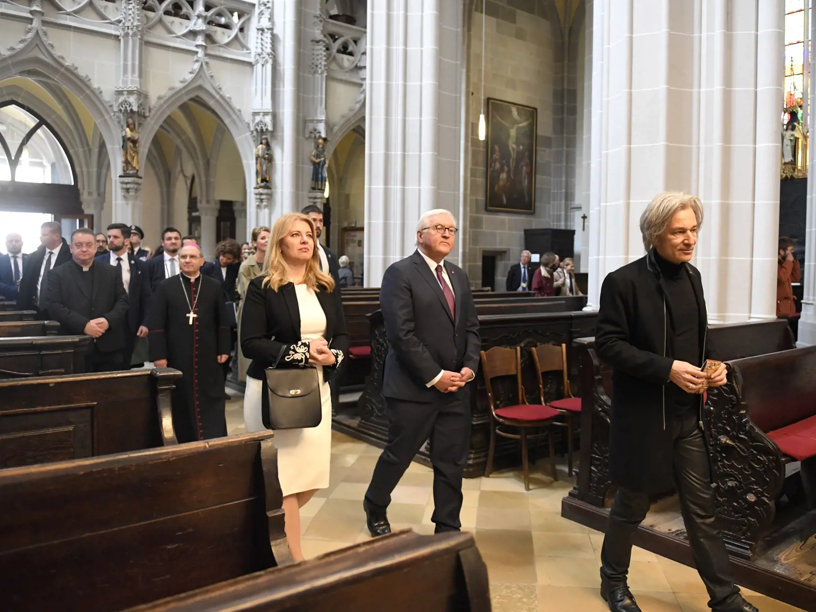 Na snímke prezidentka SR Zuzana Čaputová, nemecký prezident Frank-Walter Steinmeier,  košický sprievodca Milan Kolcun  v Dóme sv. Alžbety v Košiciach v stredu 27. apríla 2022.