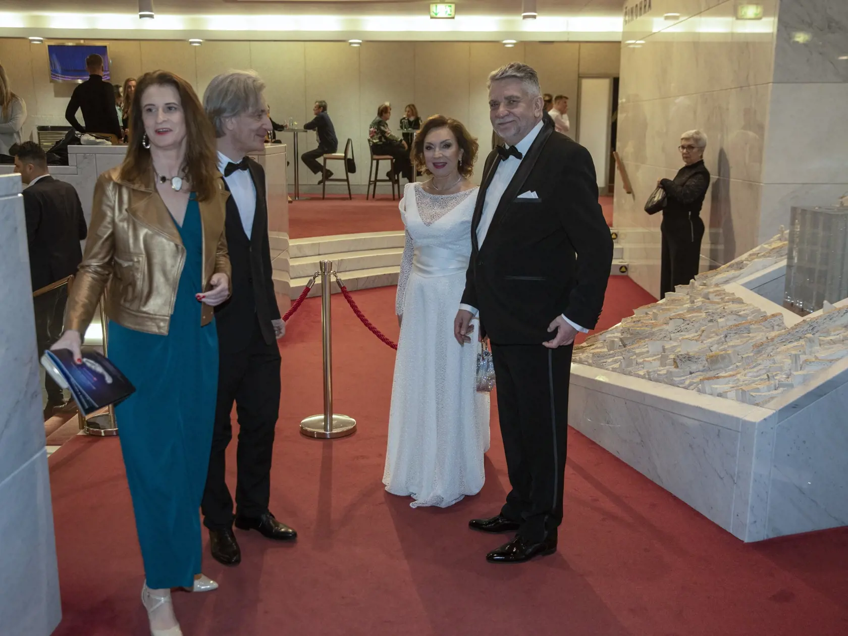Na snímke sú príchody na slávnostný galavečer  odovzdávanie ceny Krištáľové krídlo, 26. ročník za rok 2022.
Autorka Krištáľového krídla Mária Vaškovičová a šéf RTVS Ľuboš Machaj víta laureáta ceny Milana Kolcuna.