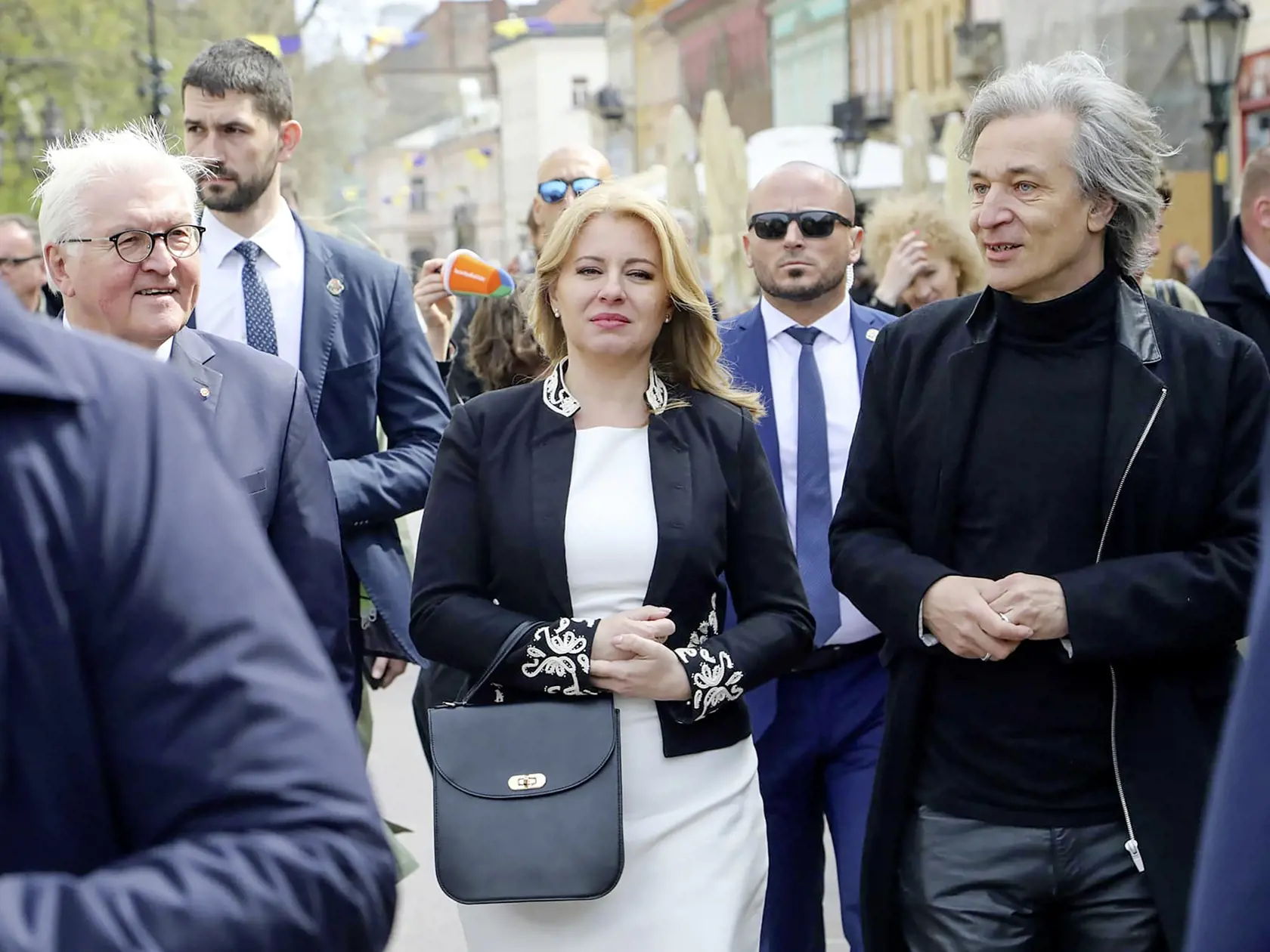 Prezidentka s nemeckým kolegom sa prešli po Hlavnej ulici. Sprevádzal ich sprievodca turistov mestom Košice Milan Kolcun.