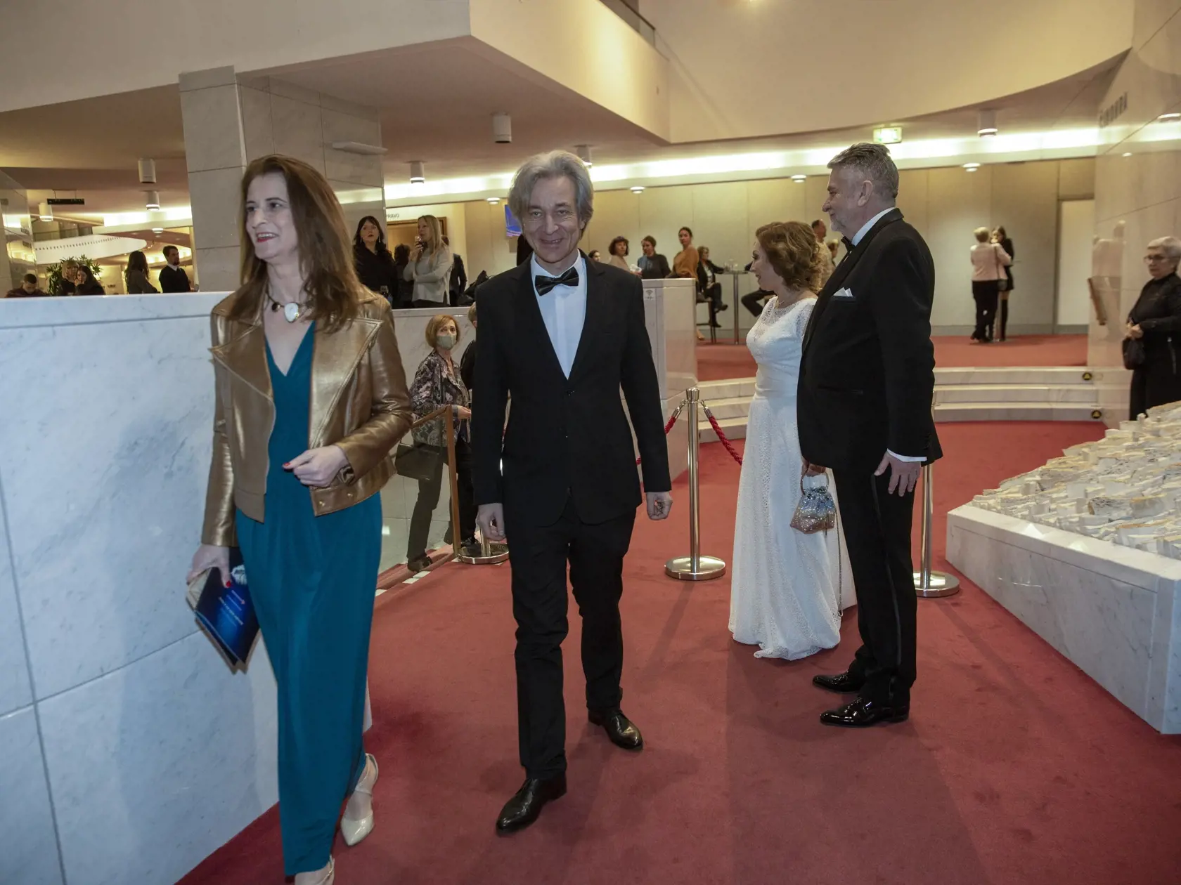 Na snímke sú príchody na slávnostný galavečer  odovzdávanie ceny Krištáľové krídlo, 26. ročník za rok 2022.
Autorka Krištáľového krídla Mária Vaškovičová a šéf RTVS Ľuboš Machaj víta laureáta ceny Milana Kolcuna.