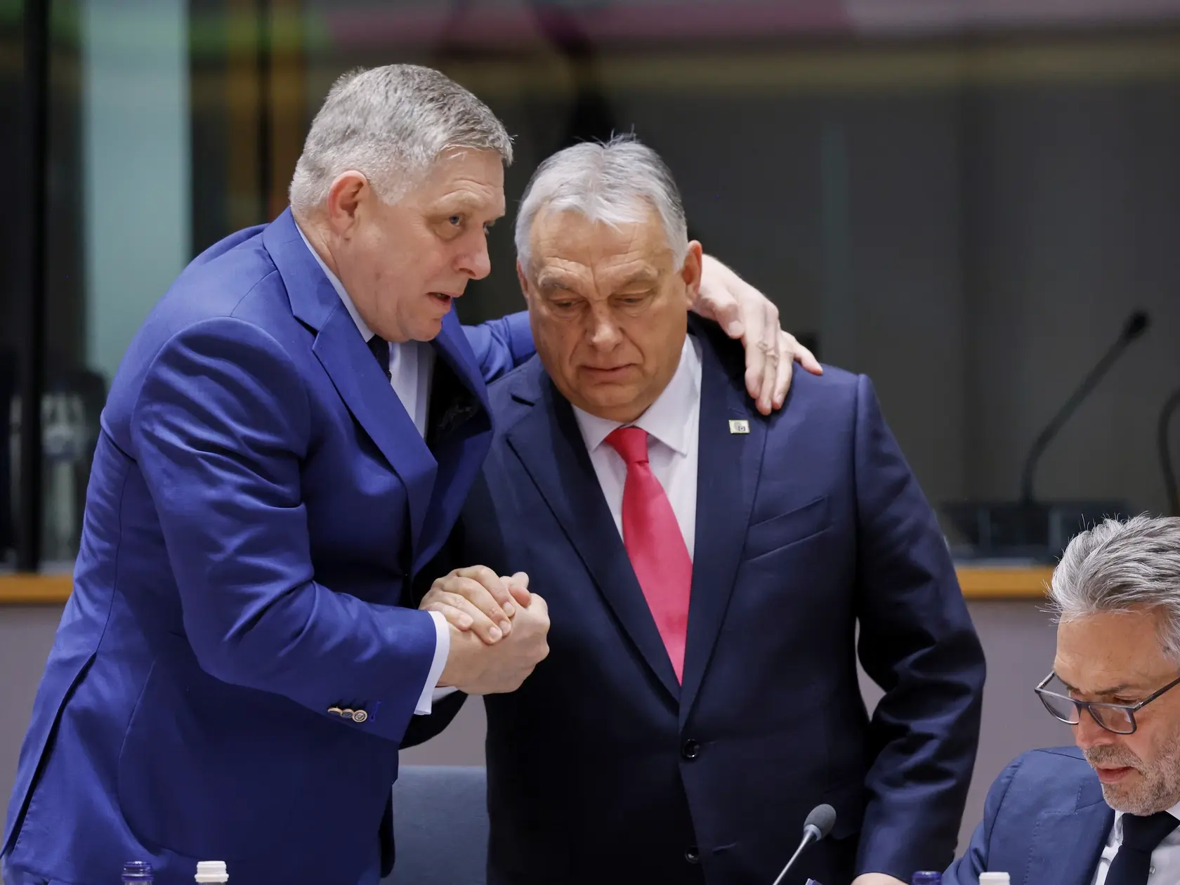Na snímke slovenský premiér Robert Fico (vľavo) a maďarský premiér Viktor Orbán sa objímajú na summite EÚ v Bruseli vo štvrtok 20. marca 2025.