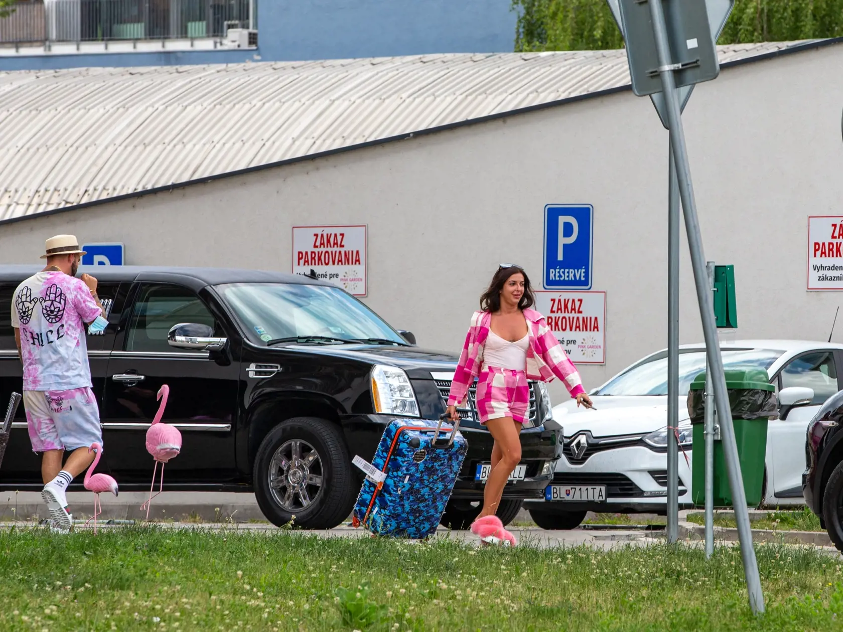 Situácia pred kaviarňou Zuzany Plačkovej. Na snímke je René Strausz. 