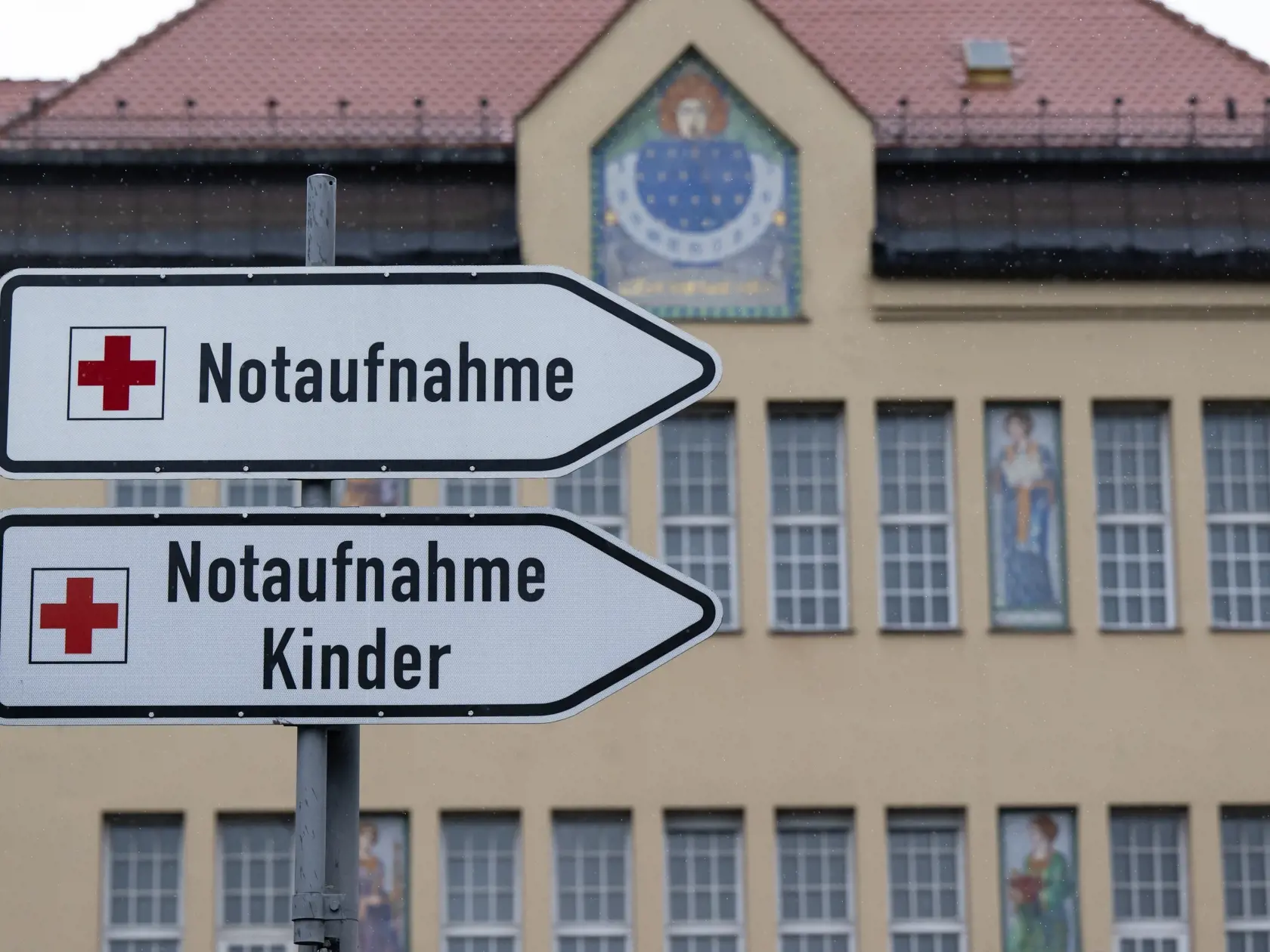 WA 14 Mníchov - Na snímke vchod do nemocnice Schwabing v Mníchove v pondelok 24. mája 2022. V nemocnici Schwabing sa lieči prvý pacient s opičími kiahňami v Nemecku. FOTO TASR/AP 
 
24.05.2022, Bayern, München: Der Haupteingang des Klinikums Schwabing. Der erste Patient mit Affenpocken in Deutschland wird im Schwabinger Klinikum behandelt. Foto: Sven Hoppe/dpa +++ dpa-Bildfunk +++