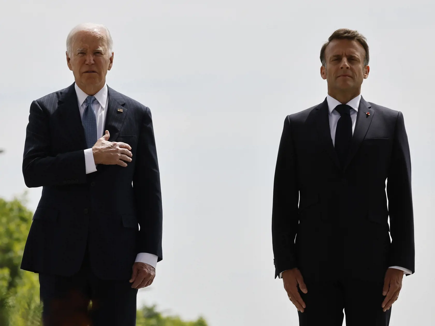 Francúzsky prezident Emmanuel Macron (vpravo) a americký prezident Joe Bidenstoja pred hrobom Neznámeho vojaka pod Víťazným oblúkom v Paríži v sobotu 8. júna 2024. Biden v stredu pricestoval na pätdňovú  návštevu Francúzska, kde sa v Normandii zúčastnil na oslavách 80. výročia vylodenia spojencov. Do Francúzska pricestoval počas volebného roka. Podľa prieskumov pred novembrovými prezidentskými voľbami zvádza tesný súboj s republikánom Donaldom Trumpom.