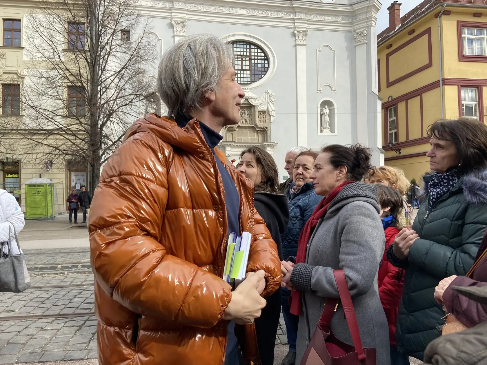 Milan nepoužíva megafón, jeho hlas je dostatočne (zatiaľ) silný na to, aby ho všetci počuli.