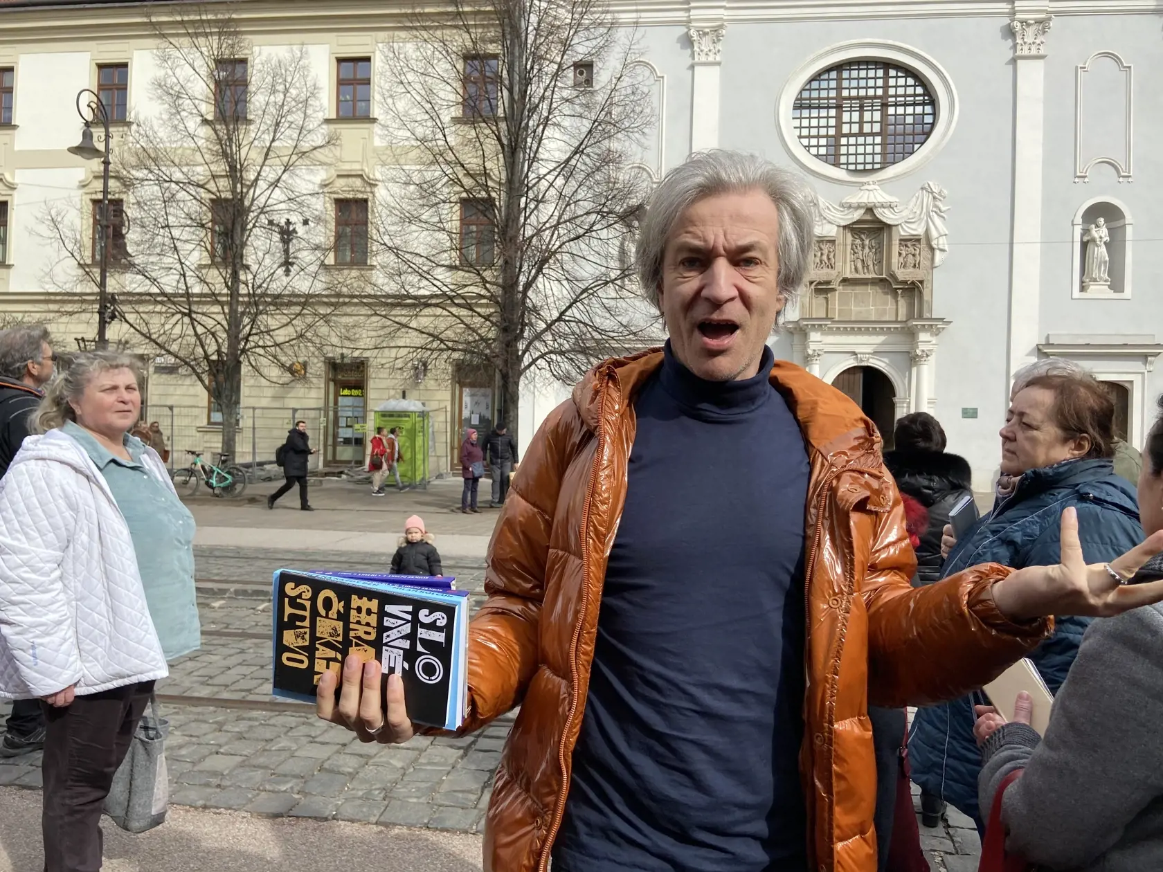 Hoci to tak vyzerá, Milan na nikoho nekričí, to len do svojho vysvetľovania vkladá emócie.
