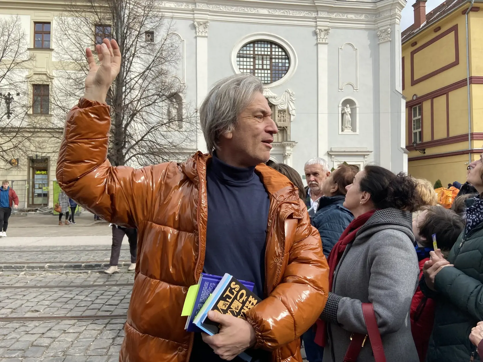Milan nielen rozpráva fakty, ale aj upozorňuje účastníkov potuliek na to, kde detaily, ktoré spomína môžu vidieť.