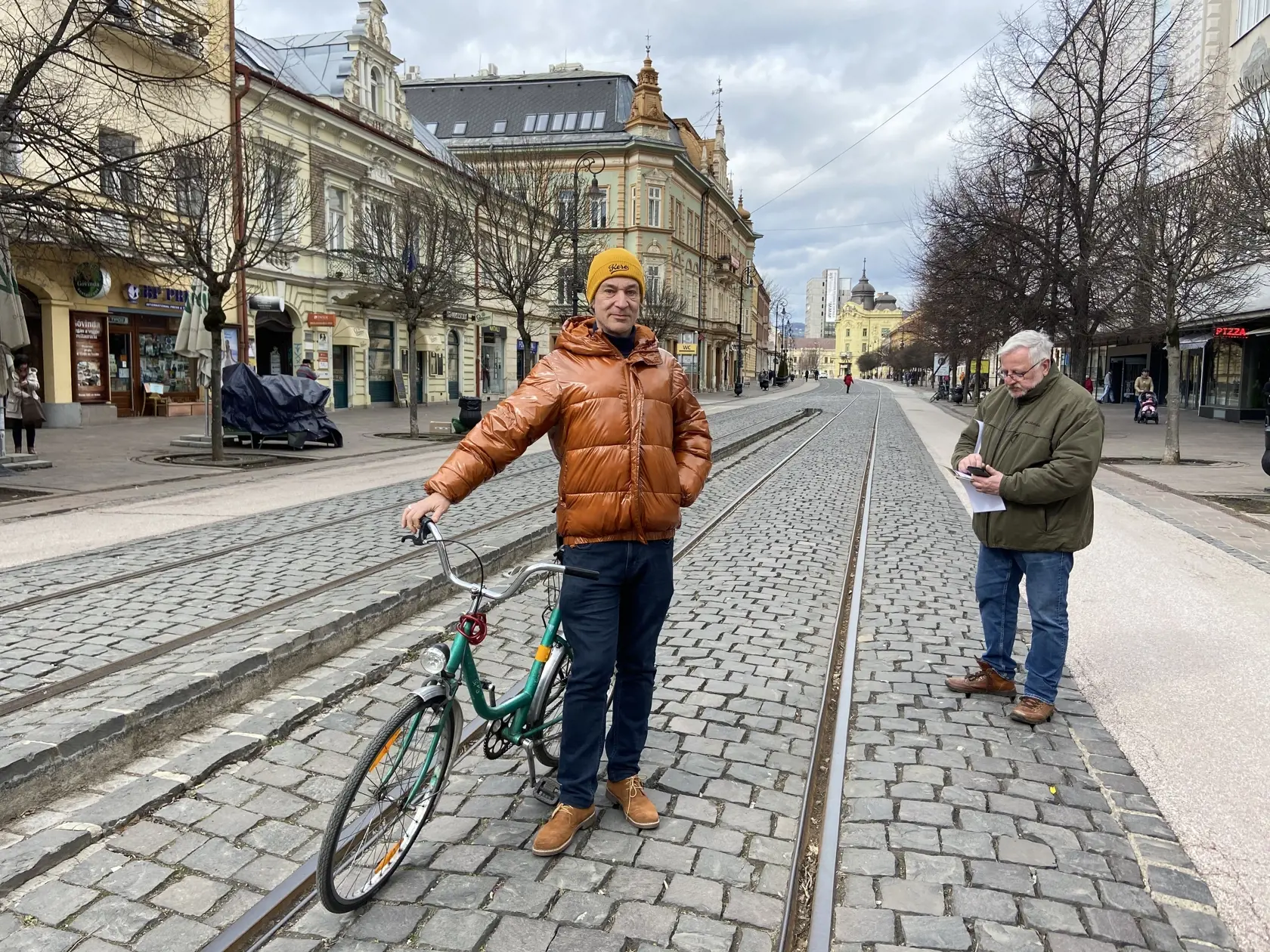 Ku Kolcunovi prišiel aj známy košický starožitník Karol Linhart (vpravo), ktorý ho pozval na niektorú zo svojich búrz starožitnosti, ktoré organizuje.