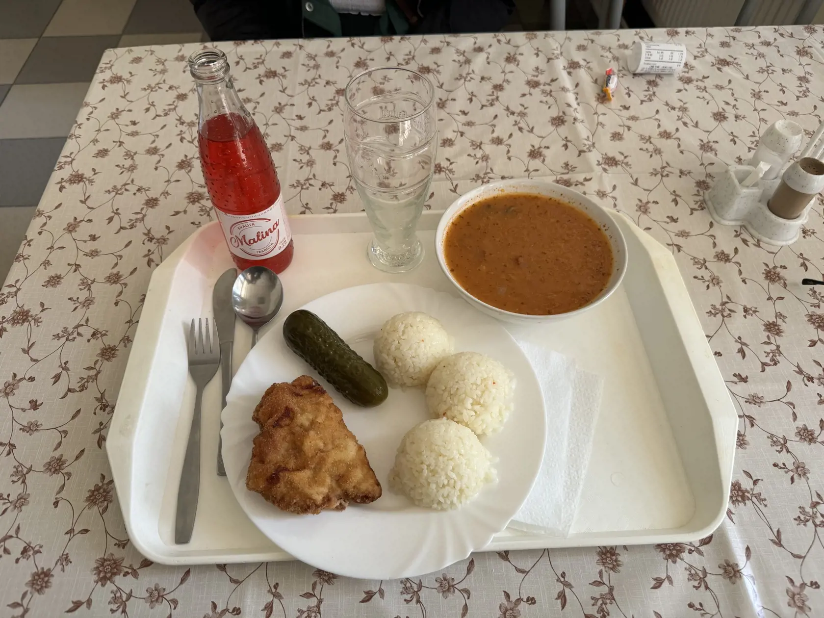 Za kurací cordon bleu s ryžou sme zaplatili rovných 5 eur. Polievka nás vyšla extra 1,50 eura. Hlavné jedlo s polievkou nás teda vyšlo o 65 centov viac ako je minimálna hodnota stravného lístka - 6,50 eura.