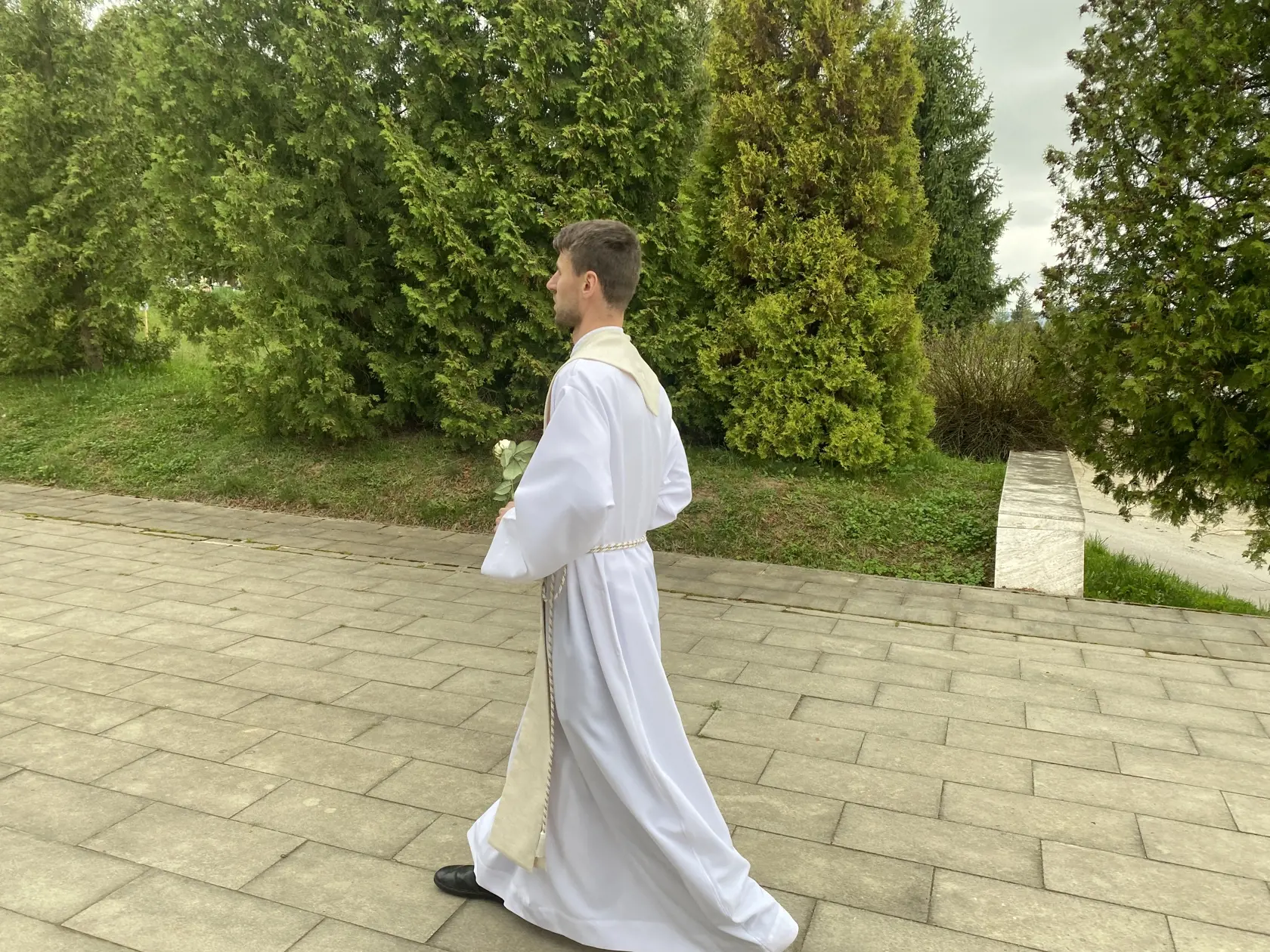 Pohreb troch obetí tragickej havárie pri Spišskej Kapitule v sobotu 6. 4. 2024. Tento kňaz udelil dievčatám posledné pomazanie.