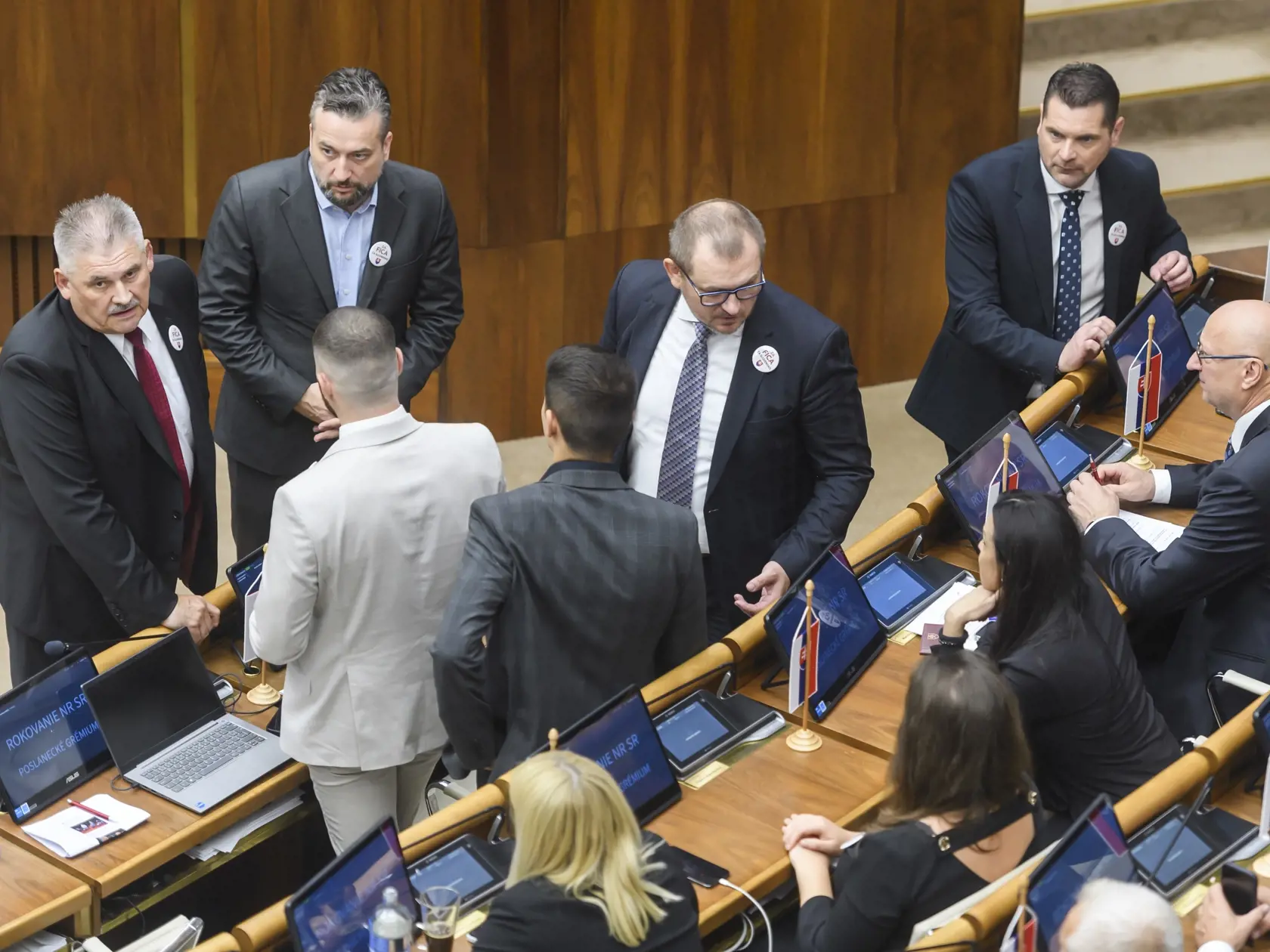 Na snímke zľava poslanec NR SR Ján Richter (SMER-SD) a podpredseda NR SR Peter Žiga (Hlas-SD) počas 12. schôdze NR SR v Bratislave 21. mája 2024. FOTO TASR - Jaroslav Novák