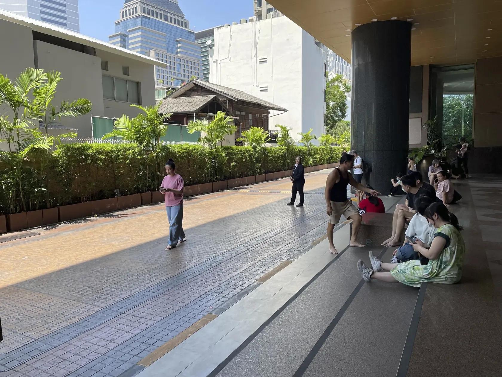 WA 18 Bangkok - Na snímke ľudia, ktorí bývajú vo výškovej budove, čakajú pred vchodom po zemetrasení v thajskej metropole Bangkok v piatok 28. marca 2025. FOTO TASR/AP

Residents of a high-rise condo building wait outside after an earthquake in Bangkok, Friday, March 28, 2025. (AP Photo/Christie Hampton)