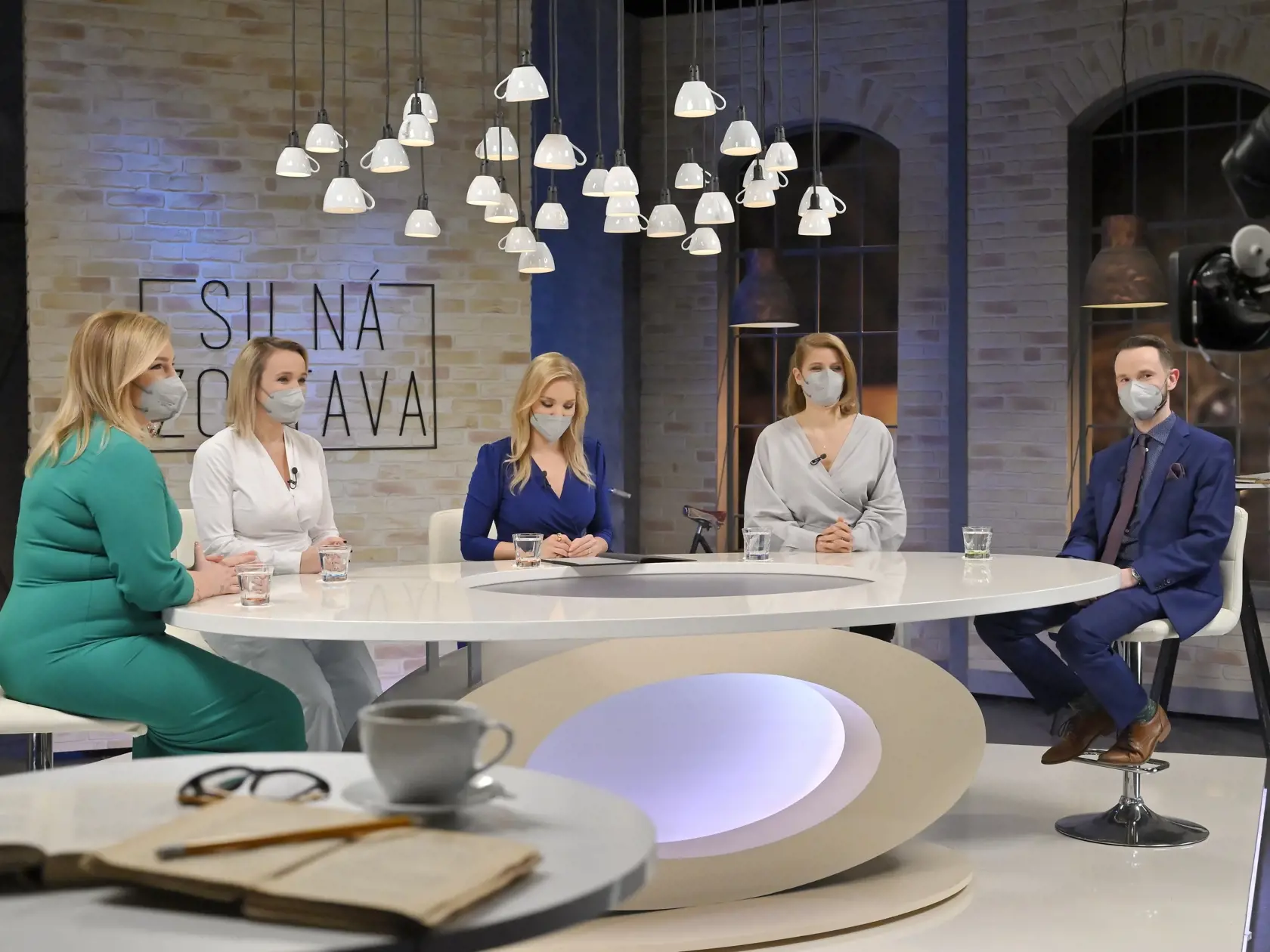 Zuzana Kovačič Hanzelová (druhá sprava) sa po štyroch rokoch ocitla v priestoroch RTVS, kde dala v roku 2018 výpoveď. Prijala totiž pozvanie do relácie Silná zostava.