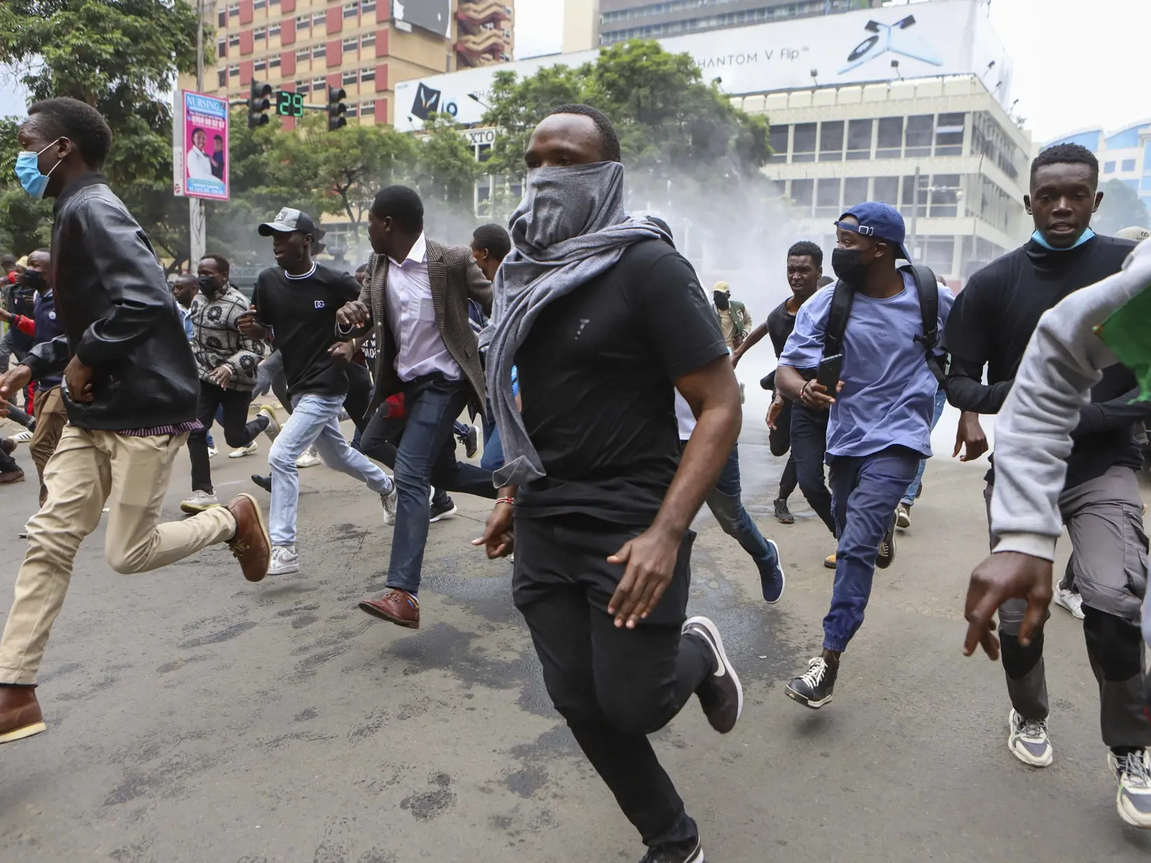 WA 31 Nairobi - Demonštranti utekajú pred policajtmi počas protestu proti navrhovanému zákonu na zvýšenie daní, ktorý má byť predložený do parlamentu v Nairobi vo štvrtok 20. júna 2024. FOTO TASR/AP


Demonstrators run from police during a protest over proposed tax hikes in a finance bill that is due to be tabled in parliament in Nairobi, Kenya, Thursday, June 20, 2024. AP Photo/ Andrew Kasuku)