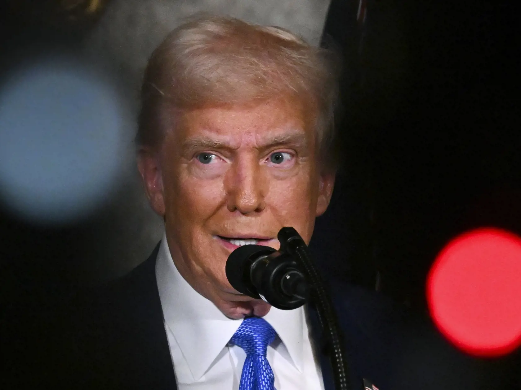 WA 18 Palm Beach - Americký prezident Donald Trump vystupuje na tlačovej konferencii, ktorú usporiadal vo svojom floridskom sídle Mar-a-Lago v Palm Beach v utorok 18. februára 2025. Trump je po utorkových rokovaniach v Rijáde oveľa presvedčenejší o tom, že sa podarí dospieť k dohode o ukončení vojny na Ukrajine. Americko-ruské rokovania v Rijáde viedli americký minister zahraničných vecí Marco Rubio a jeho ruský náprotivok Sergej Lavrov. Ukrajinskí ani európski predstavitelia pozvaní neboli. Rubio a Lavrov sa na rokovaniach dohodli na vytvorení tímov na vysokej úrovni, ktoré budú rokovať o spôsobe ukončenia vojny. FOTO TASR/AP 

 
President Donald Trump speaks at Mar-a-Lago in Palm Beach, Fla., Tuesday, Feb. 18, 2025. (Pool via AP)