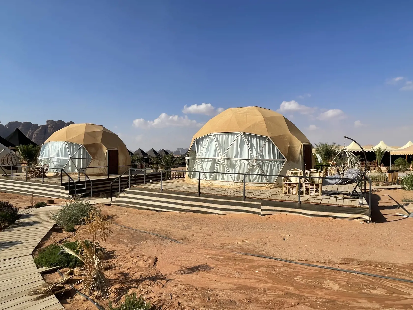 luxusný camp v púšti Wadi Rum, za jednu noc tu zaplatíte okolo 60 dolárov