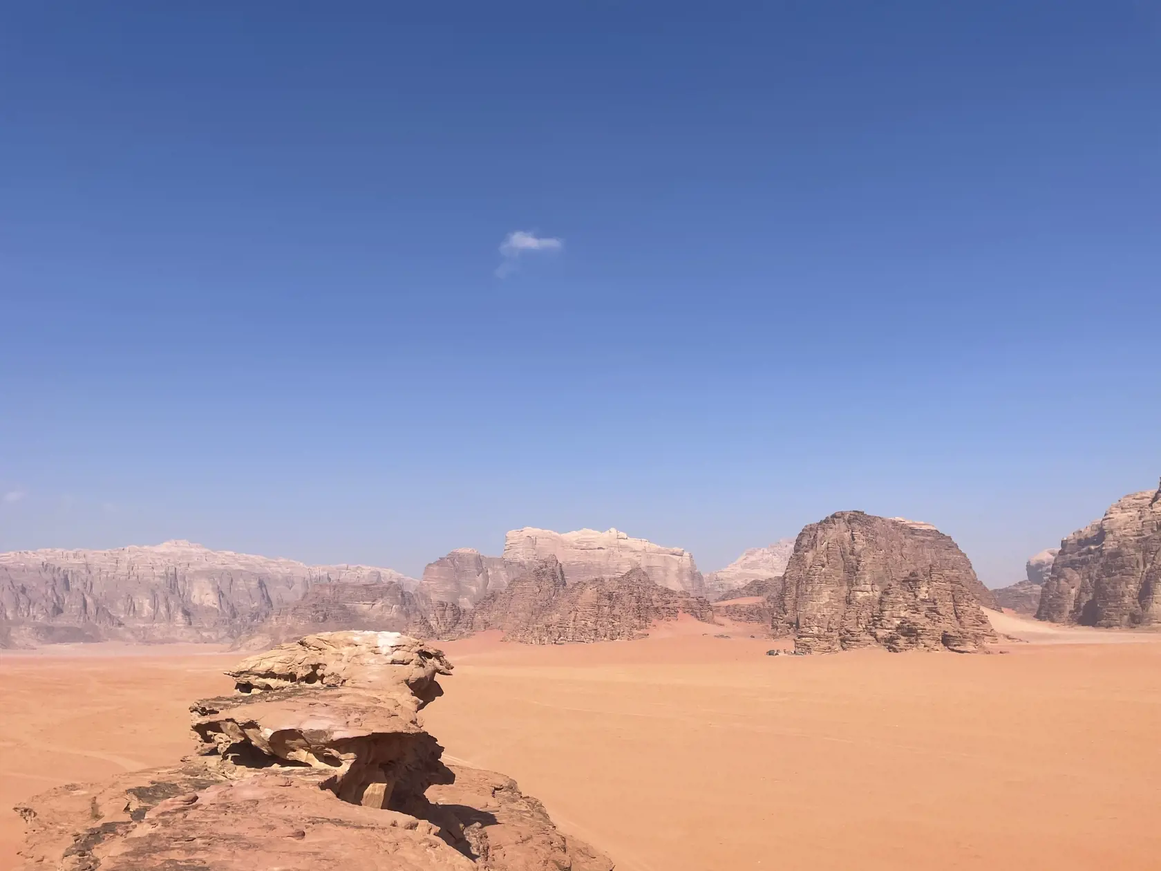 púšť Wadi Rum je charakteristická červeným sfarbením piesku