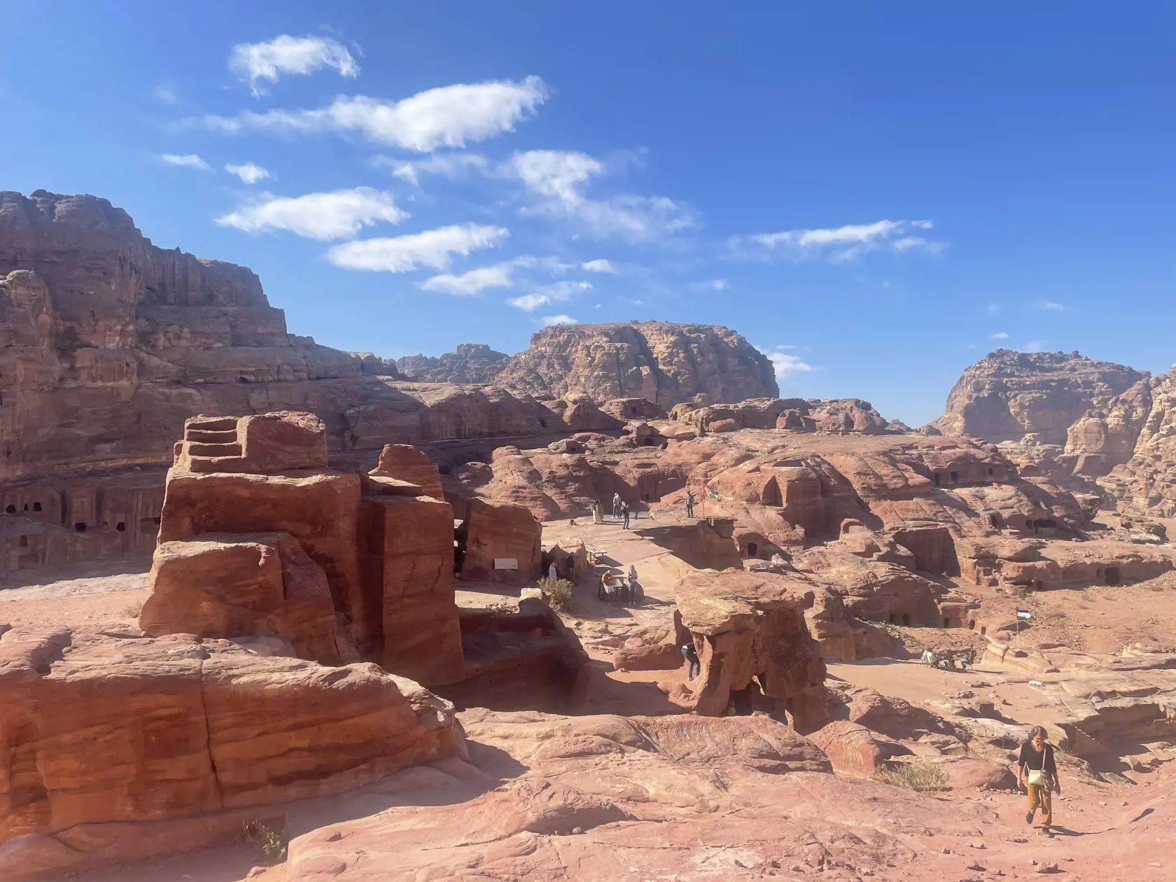 Petra nie je len o jednej pamiatke, je to veľké skalné mesto, ktoré ponúka turistom omnoho viac ako len pohľad na majestátnu pokladnicu, dodnes tu žijú miestni beduíni