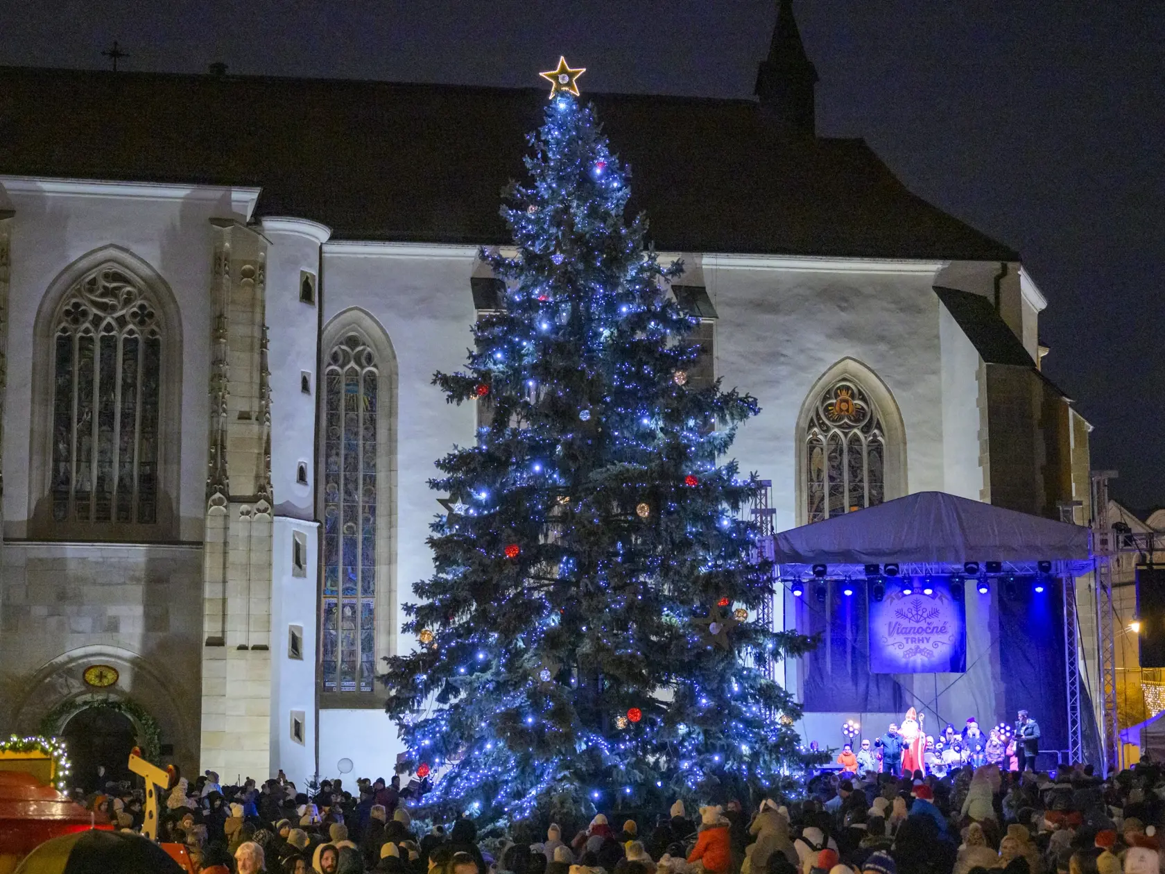 Na snímke rozsvietený vianočný stromček na vianočných trhoch v Prešove 6. decembra 2024. FOTO TASR - Veronika Mihaliková