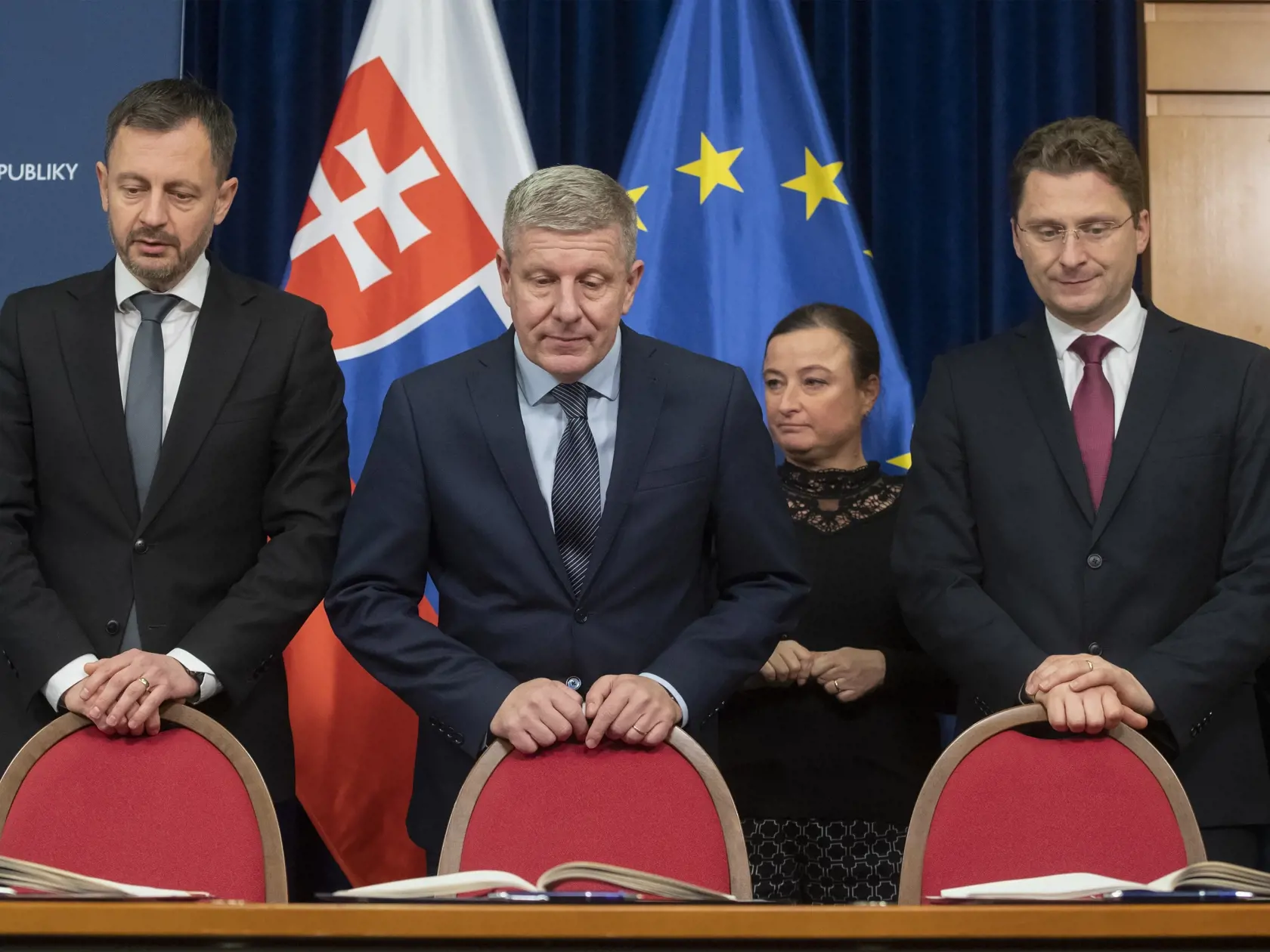Vlani 30. novembra vláda a lekárski odborári podpísali memorandum.  Na snímke zľava predseda vlády SR Eduard Heger, minister zdravotníctva Vladimír Lengvarský a predseda Lekárskeho odborového združenia Peter Visolajský počas  podpisu. FOTO TASR - Martin Baumann