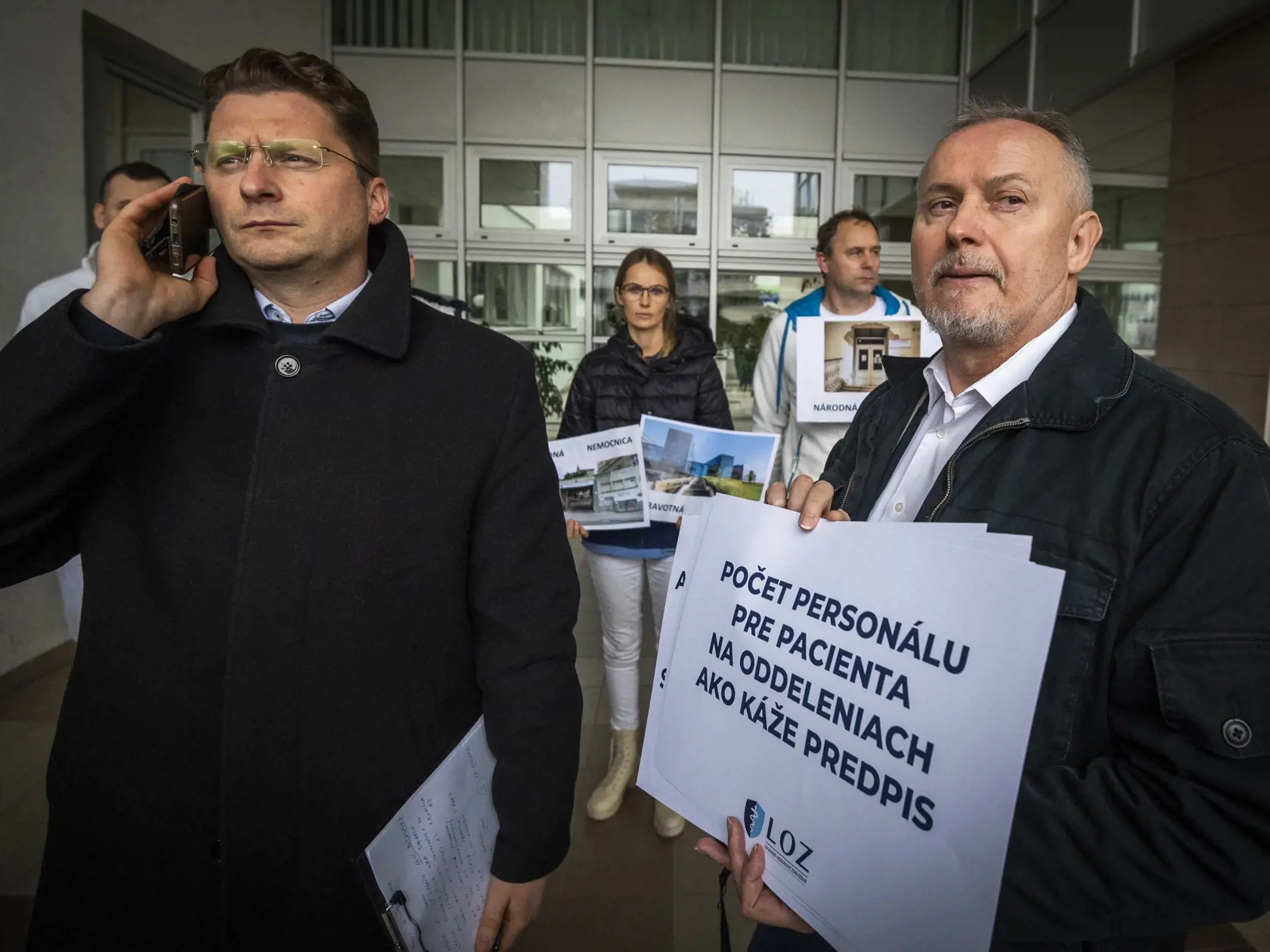 Na snímke sprava predseda Základnej odborovej organizácie LOZ v Detskom kardiocentre – NÚSCH, a.s., Bratislava Ján Sýkora a predseda Lekárskeho odborového združenia (LOZ) Peter Visolajský počas tlačovej konferencie. Vtedy reagovali na ponuku ministra financií Igora Matoviča z konca novembra. FOTO TASR - Jaroslav Novák