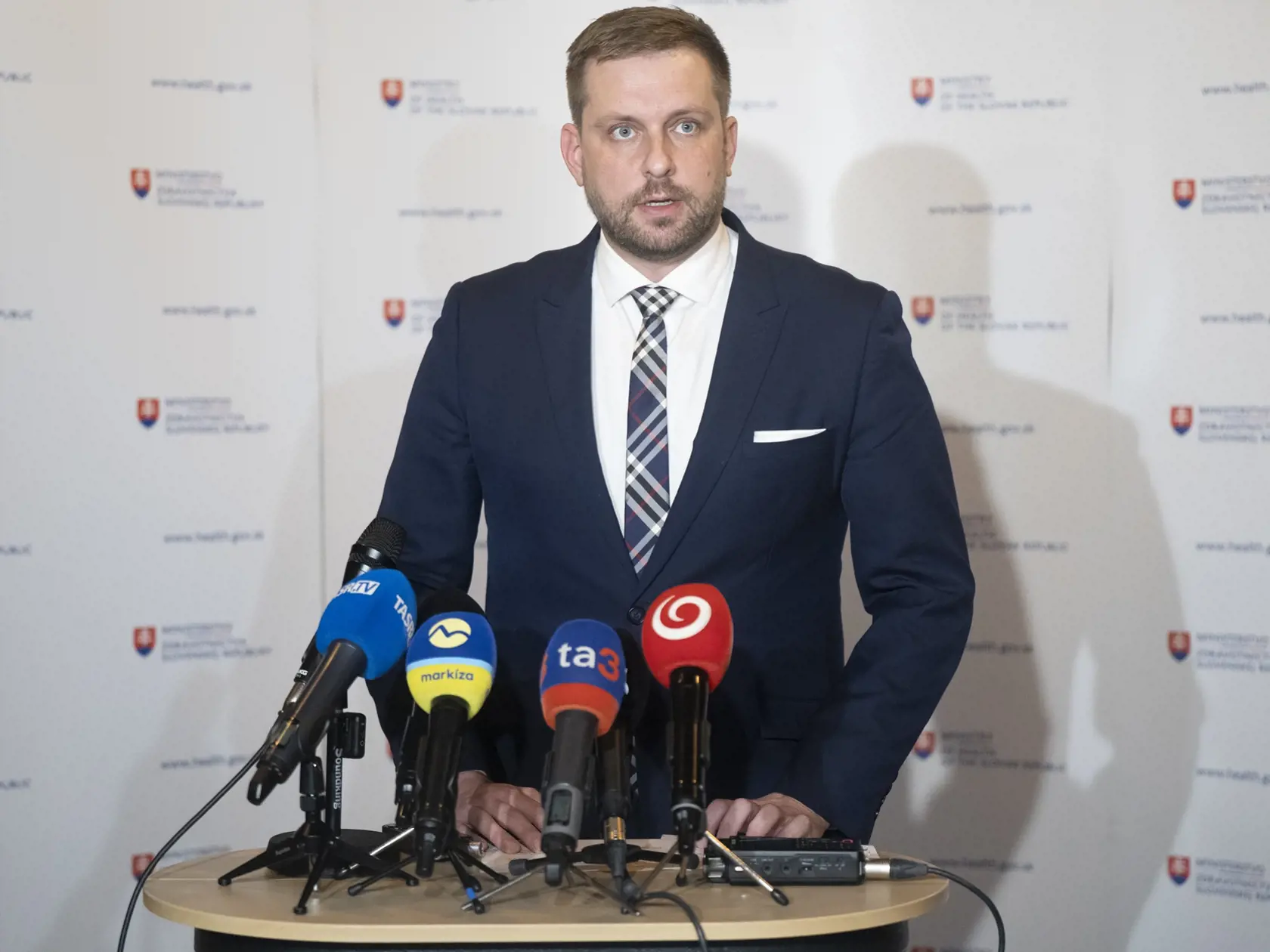 Na snímke minister zdravotníctva SR Kamil Šaško (Hlas-SD) počas vyhlásenia po mimoriadnom zasadnutí sektorovej tripartity na tému  "Dohoda na kompromise s Lekárskym odborovým združením" 16. decembra 2024 v Bratislave. FOTO TASR - Martin Baumann