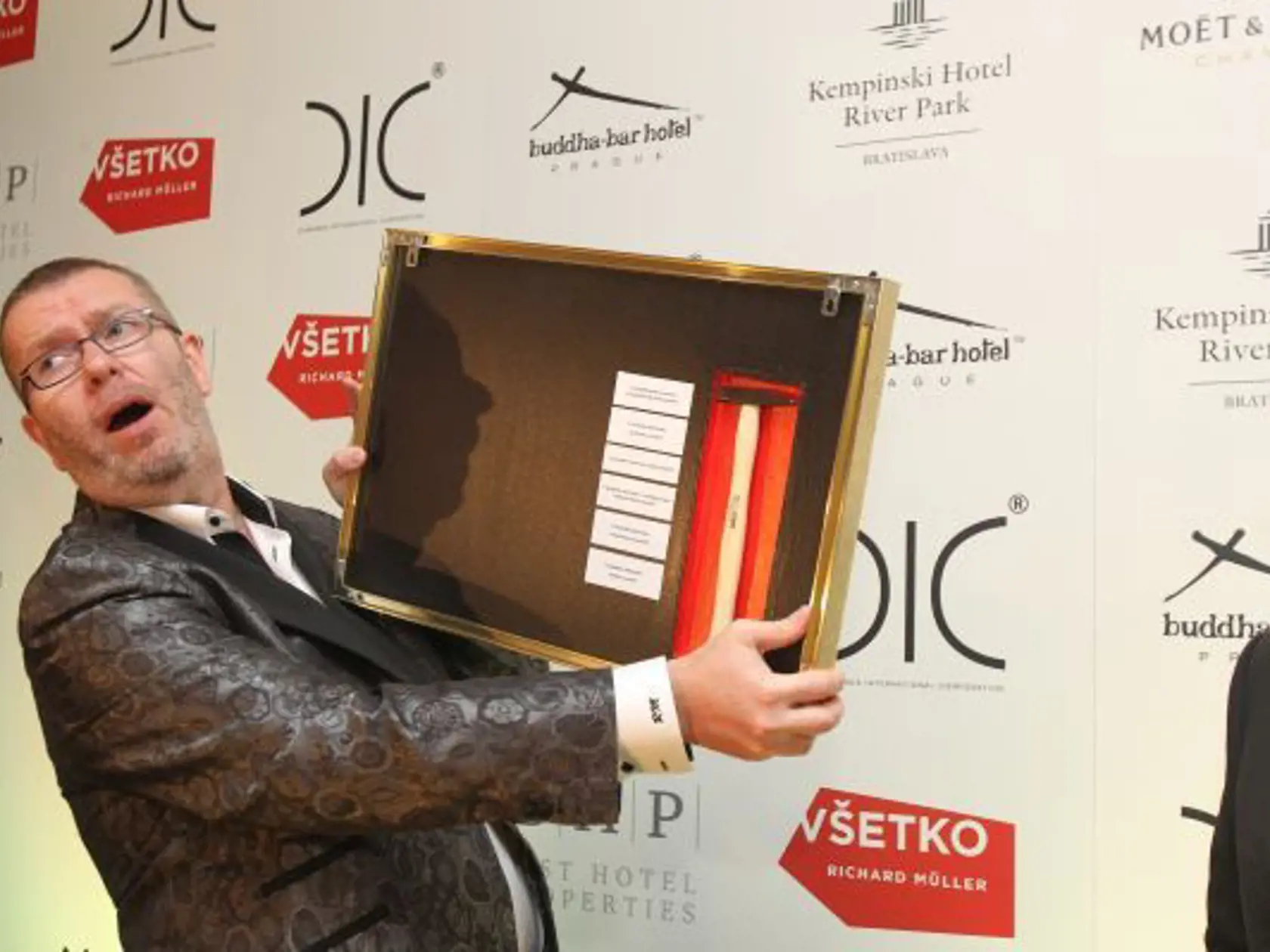 Na oslavu narodenín si Richard obliekol košeľu